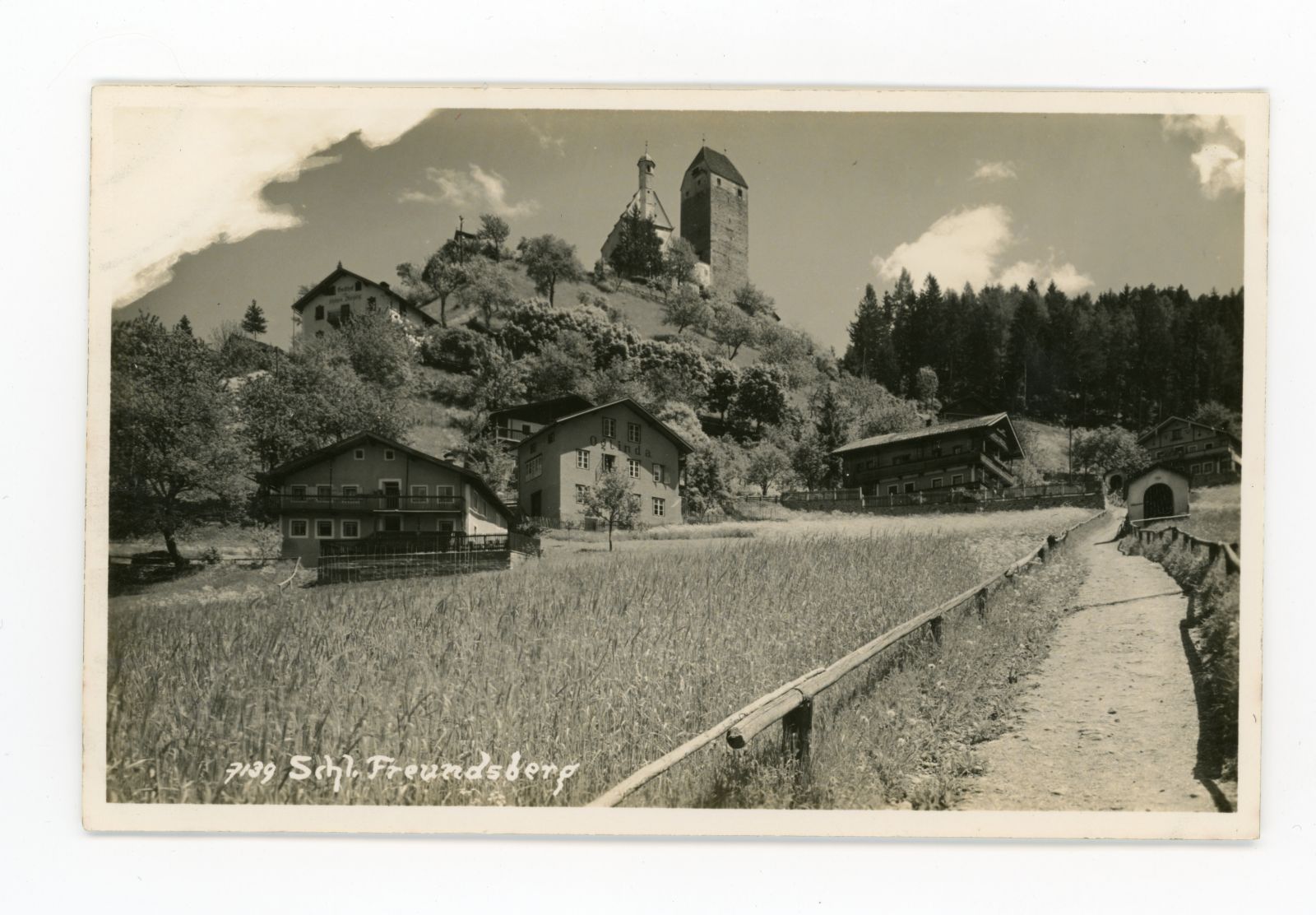 Burg Freundsberg mit Haus Oglinda