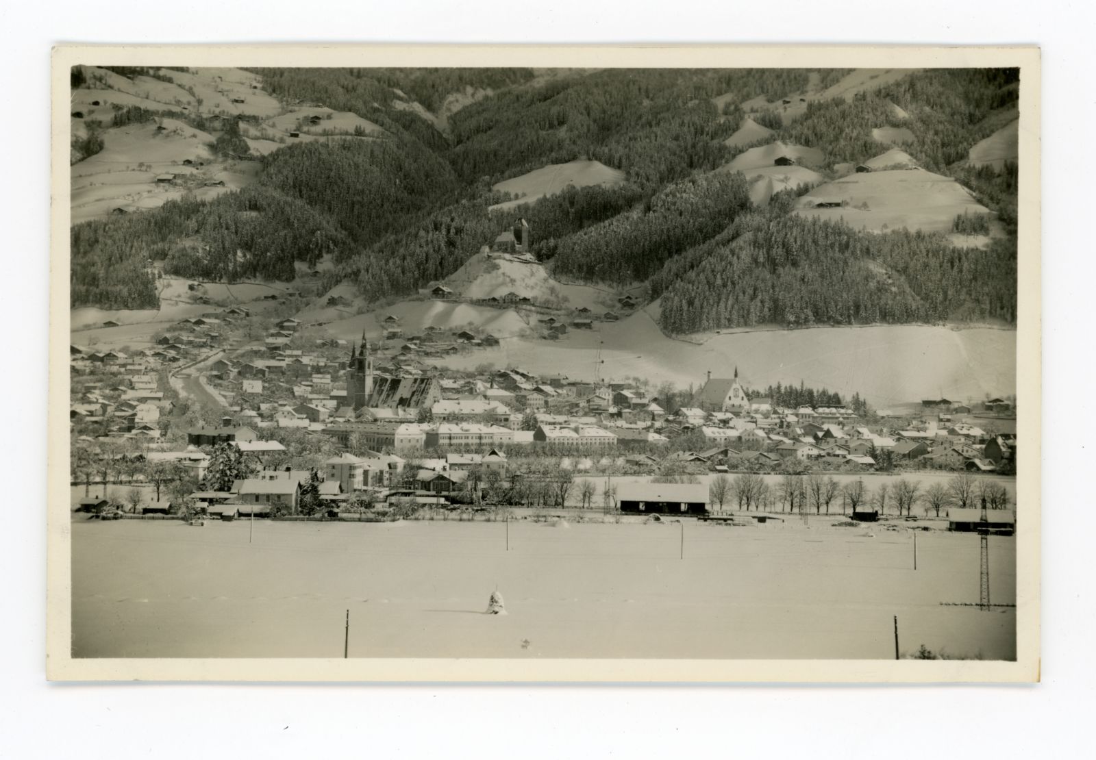 Schwaz, Blick vom Tal Richtung Schloss Freundsberg im Winter