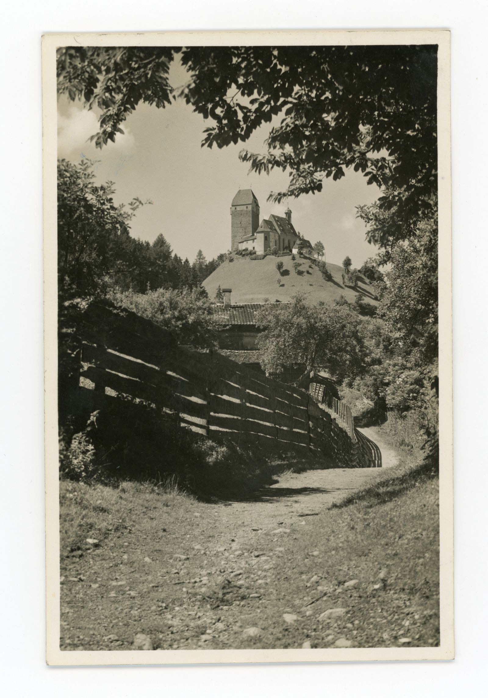 Anstieg Richtung Burg Freundsberg, links Zaun im Vordergrund