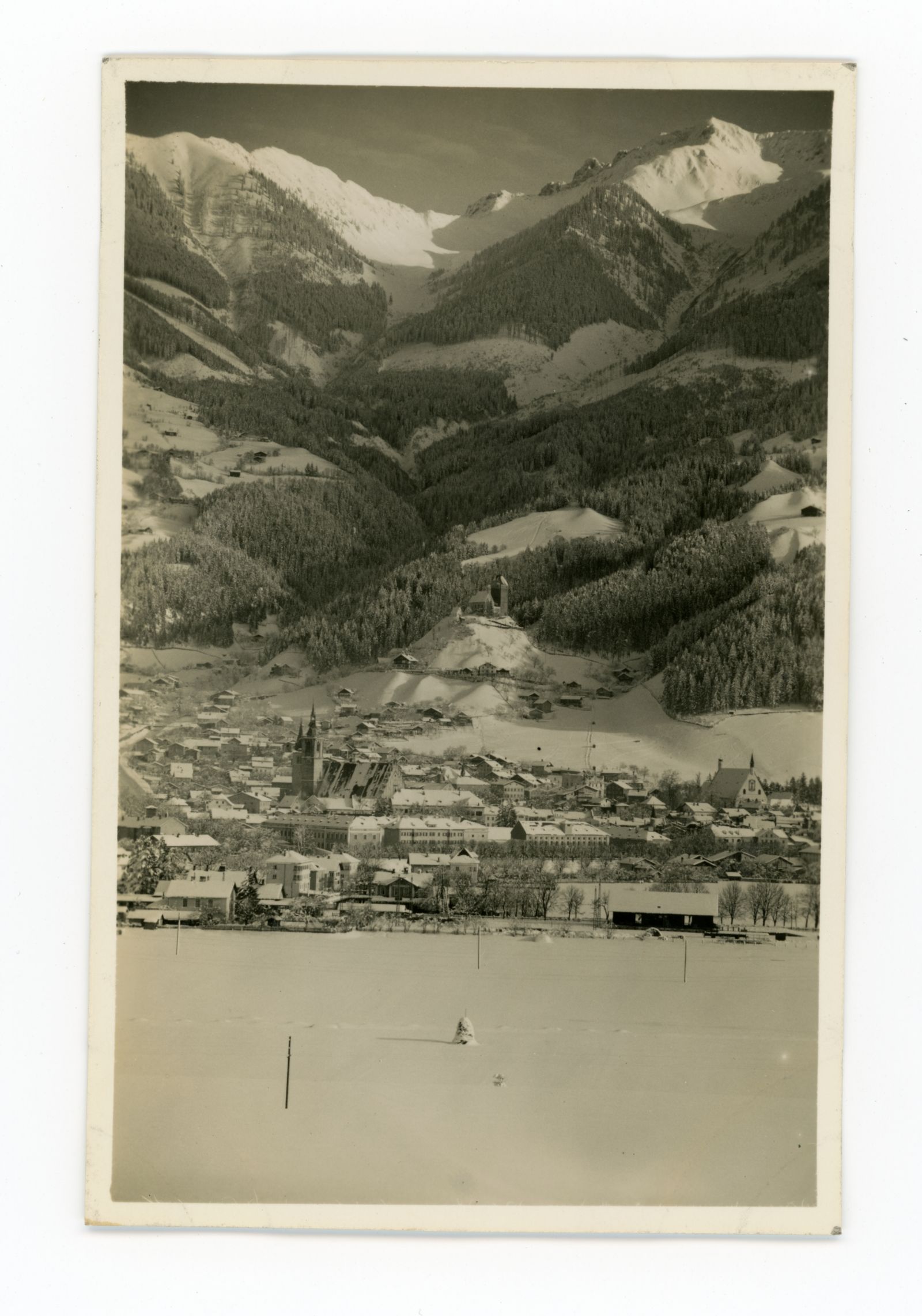 Blick vom Tal Richtung Burg Freundsberg im Winter