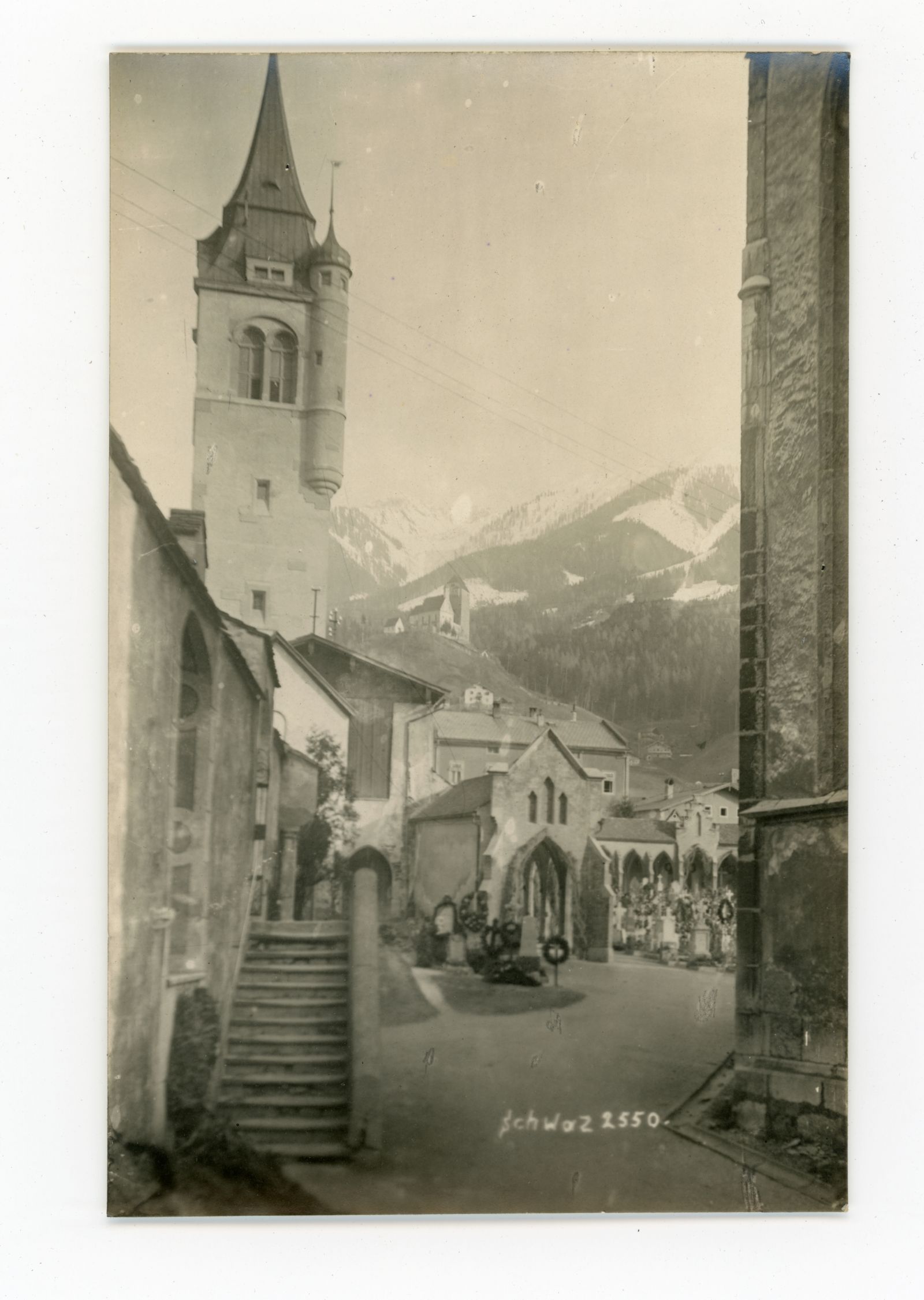 Schwaz, Blick Richtung Burg Freundsberg, links Kirchturm von Schwaz, alter Friedhof