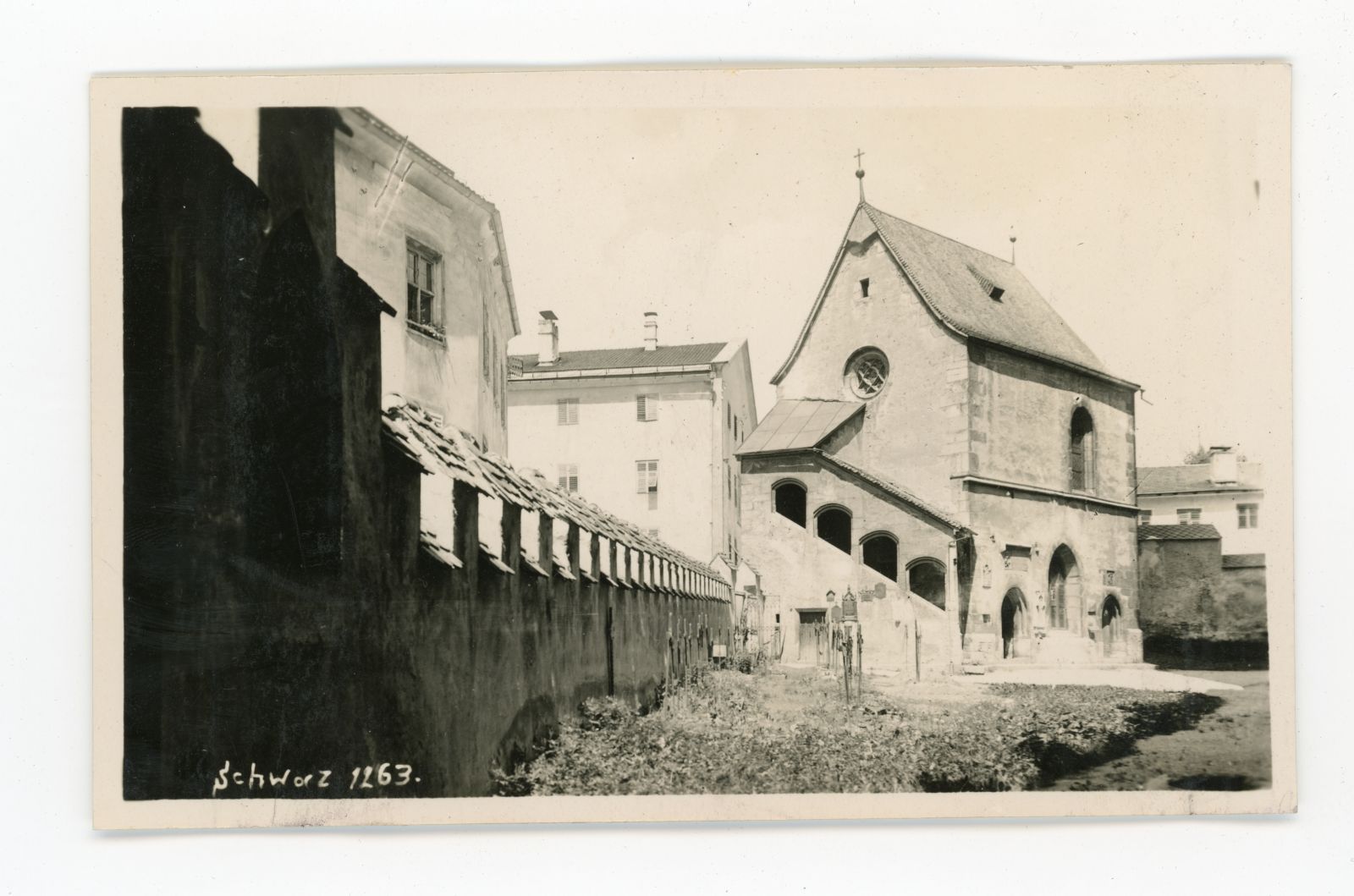 Schwaz, Blick auf den Friedhof und die Michaelskapelle