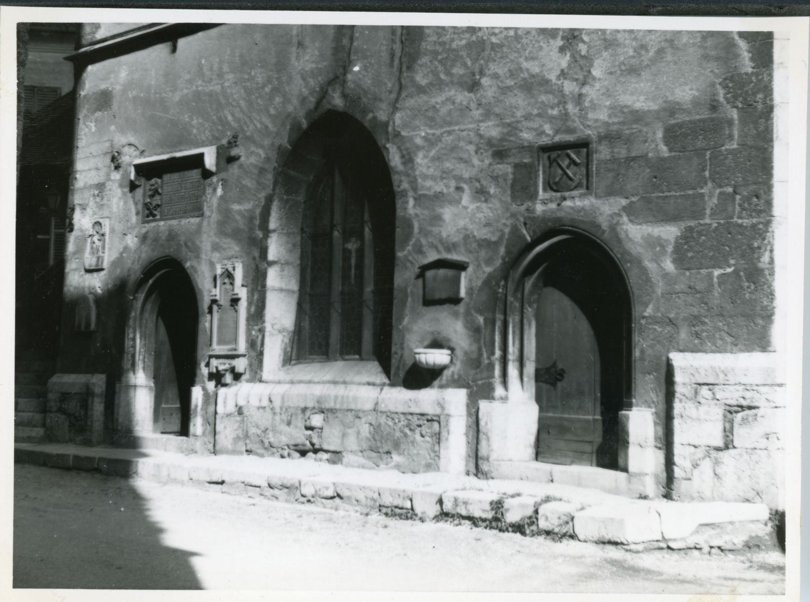 Schwaz, Michaelskapelle, Portal mit gekreuzten Hammern (Bergwerkszeichen) darüber