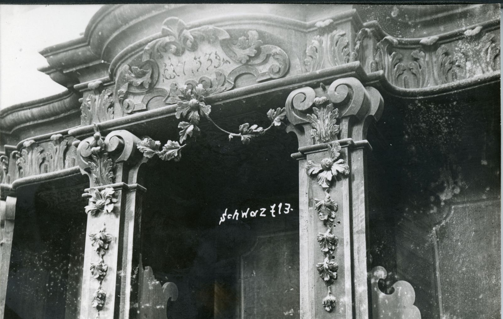 Schwaz, Pfarrkirche, eventuell Beichtstuhlinschrift, Holz geschnitzt