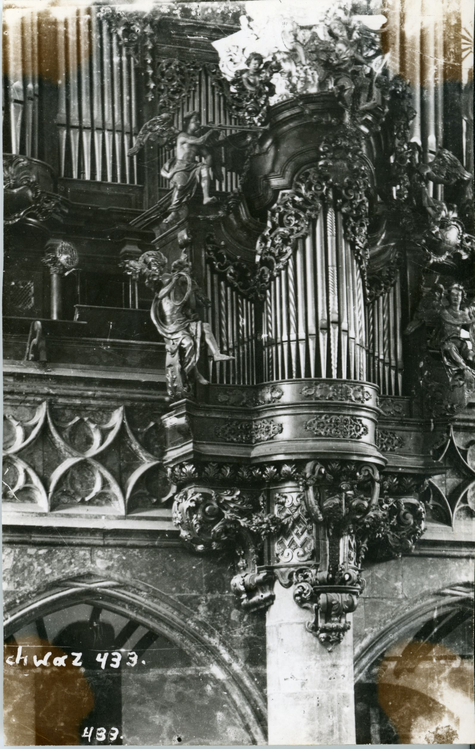 Schwaz, Orgel mit geschnitztem Umrahmungen und schönen musizierenden Putti