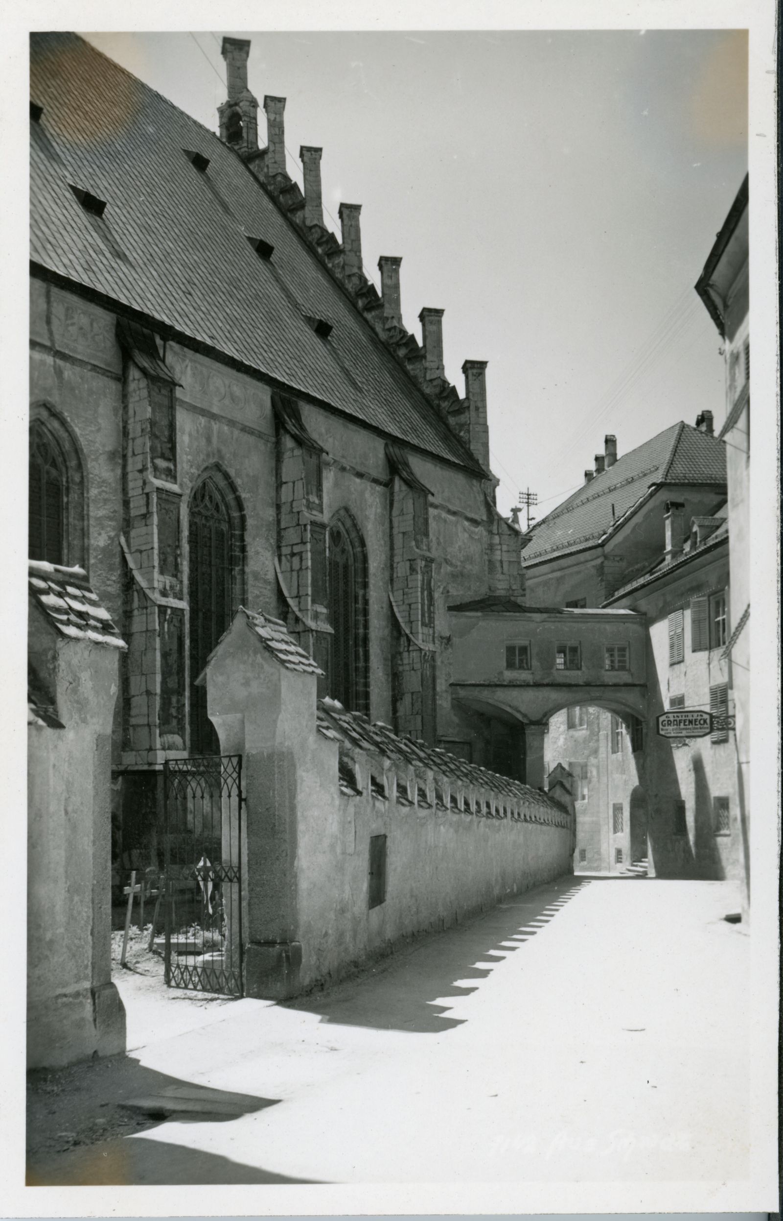 Schwaz, PfarrKirche mit Grafenbogen