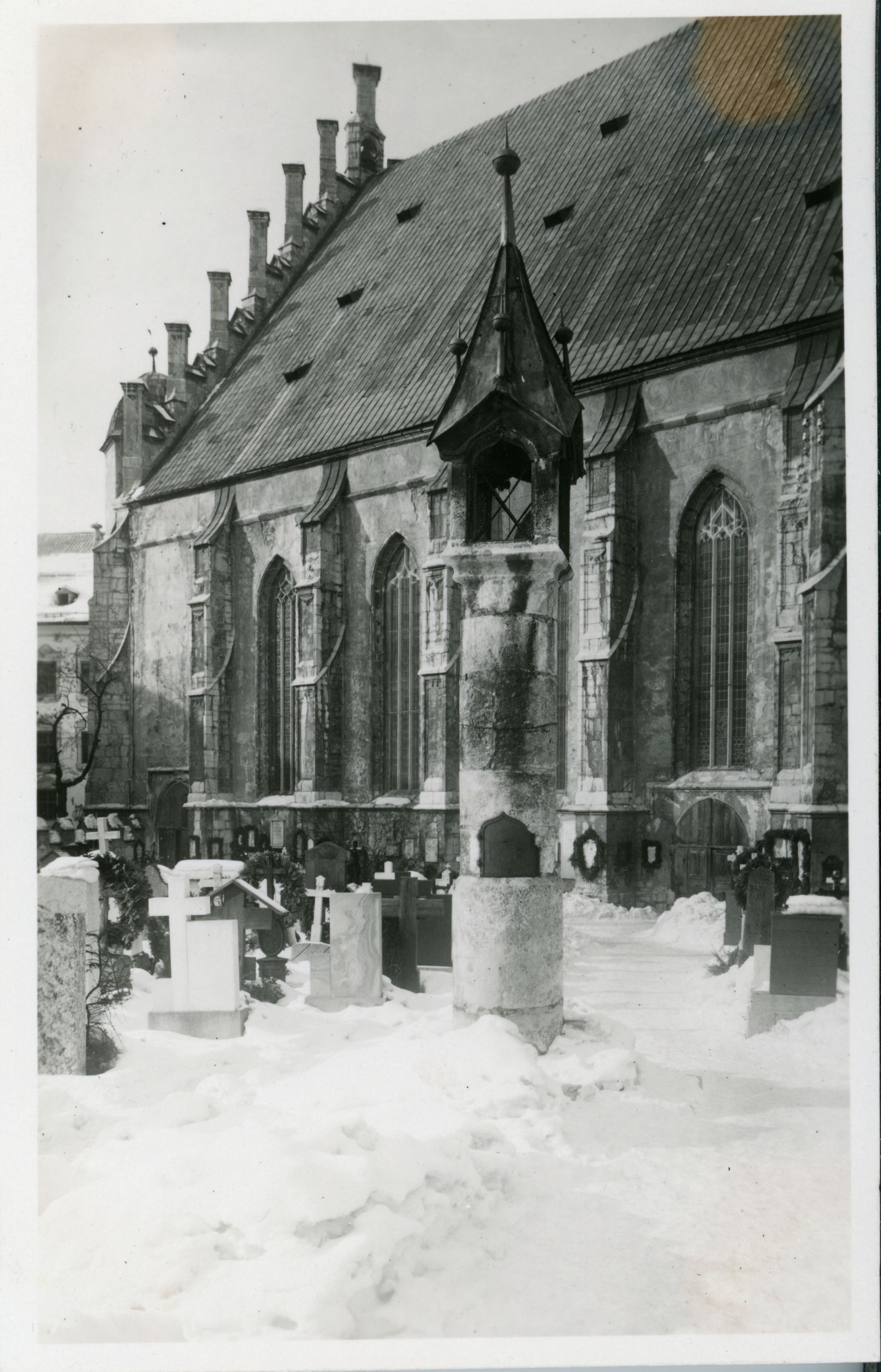 Schwaz, PfarrKirche mit Friedhof im Winter