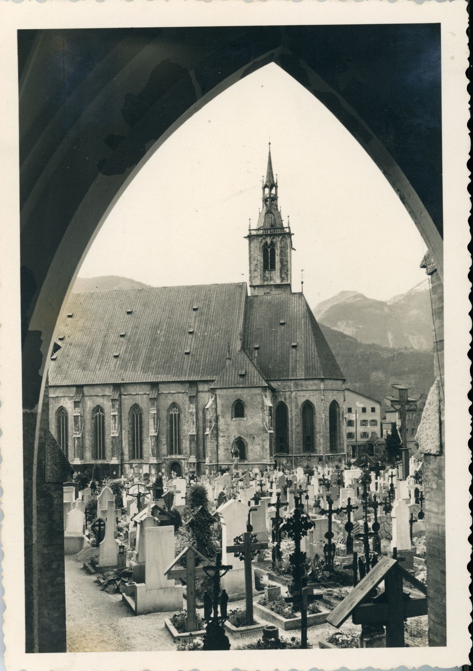 Pfarrkirche mit Friedhof