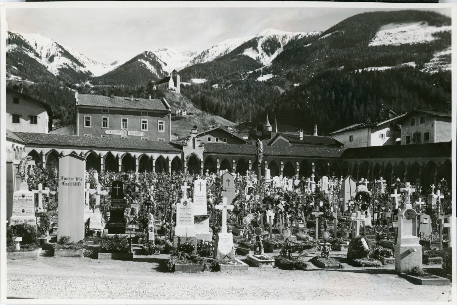 Schwaz, alter Friedhof mit Grabmälern, 1916