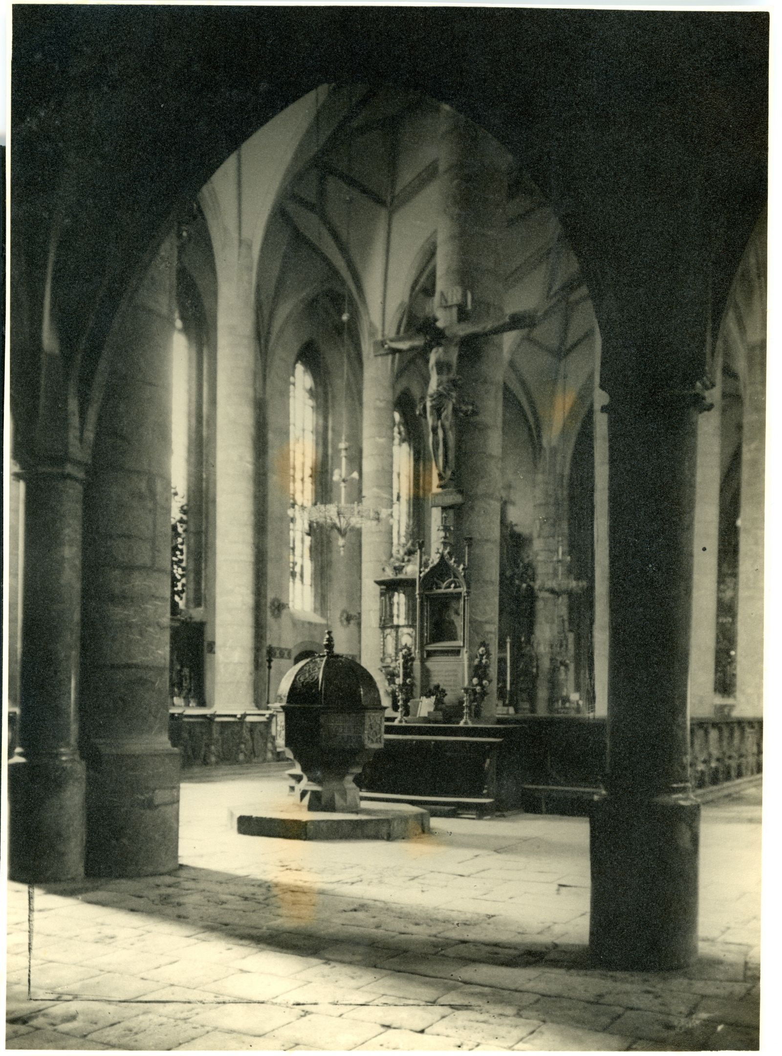 Schwaz, Eingangsbereich der Pfarrkirche von innen gesehen mit Taufbecken