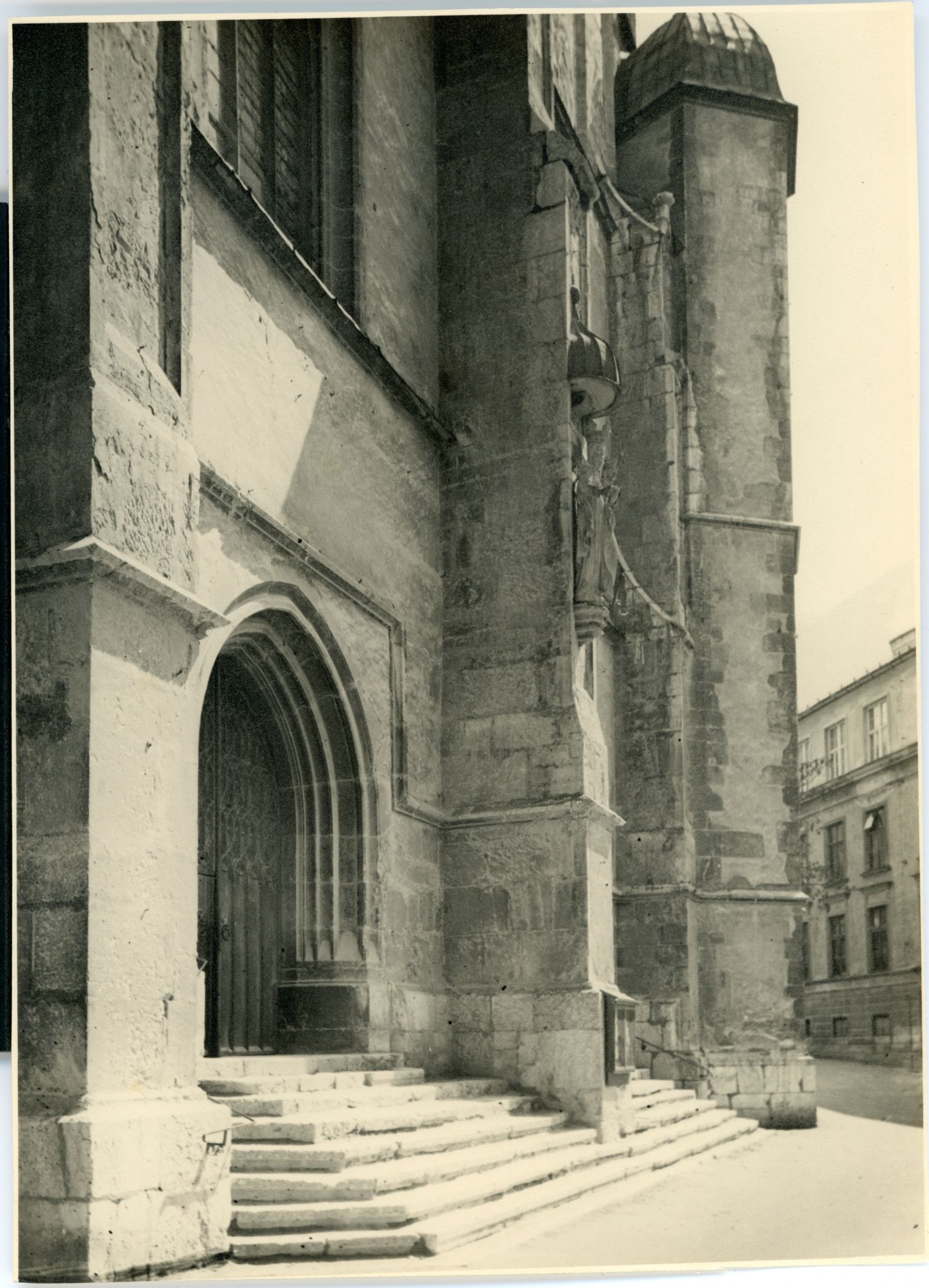 Schwaz, Pfarrkirche Eingangsbereich mit Treppenaufgang