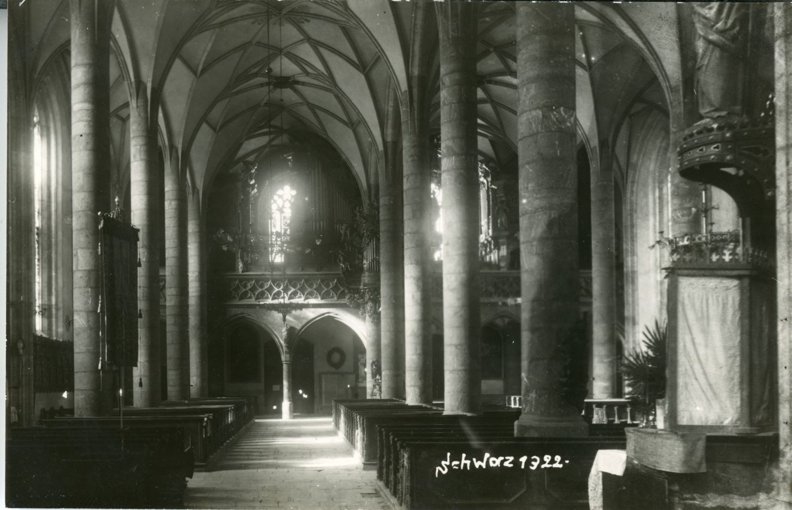 Pfarrkirche innen vom Mittelgang her gesehen