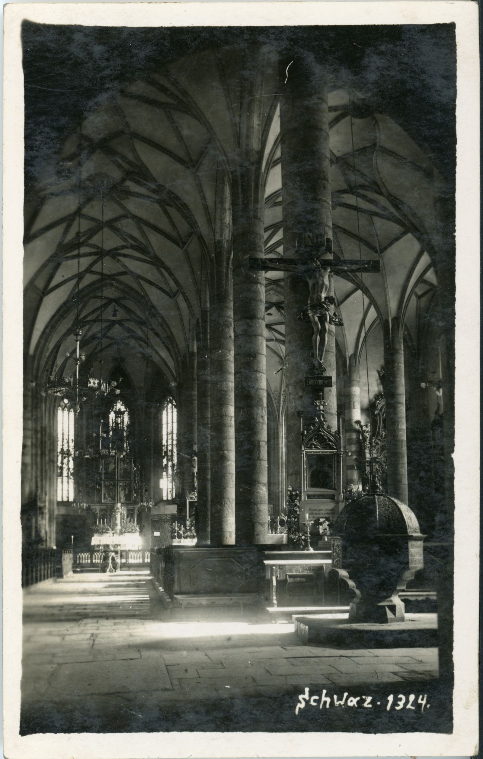 Pfarrkirche innen vom Mittelgang her gesehen, rechts Taufbecken