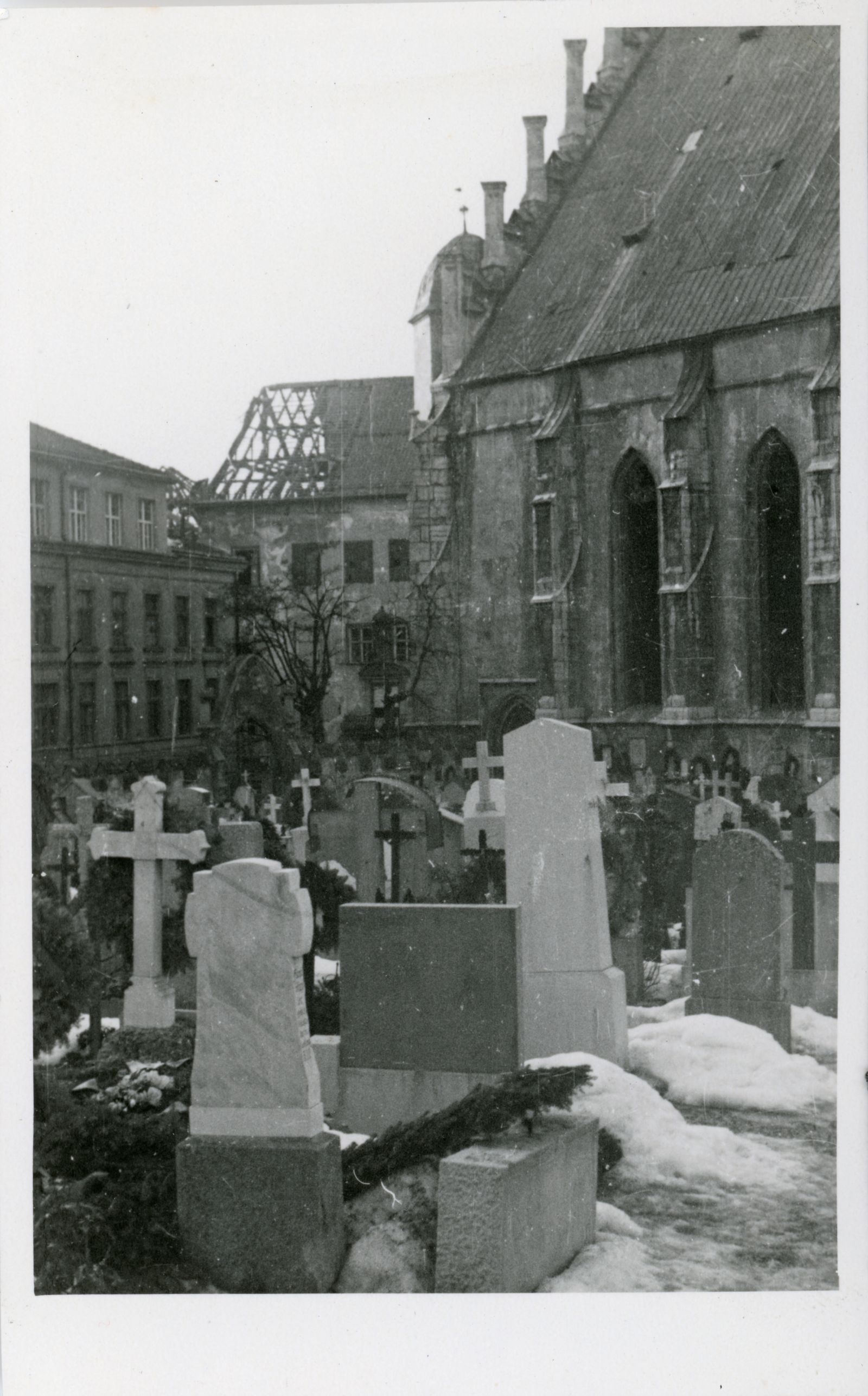 Friedhof mit Bombentreffer auf Enzenbergpalais, 15.12.1944