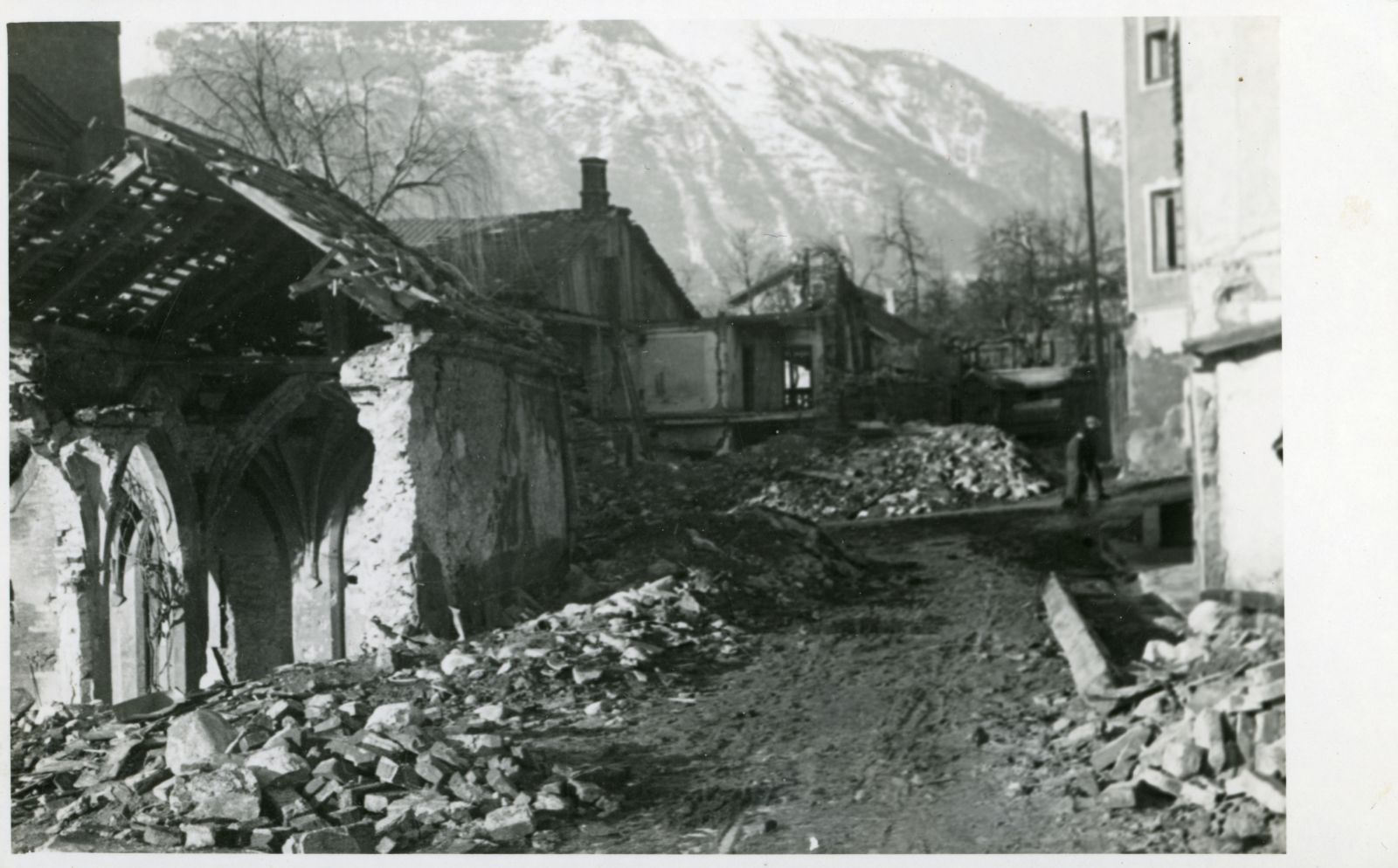 Bombentreffer, Ludwig-Penz-Straße und Friedhofsarkaden, 15.12.1944