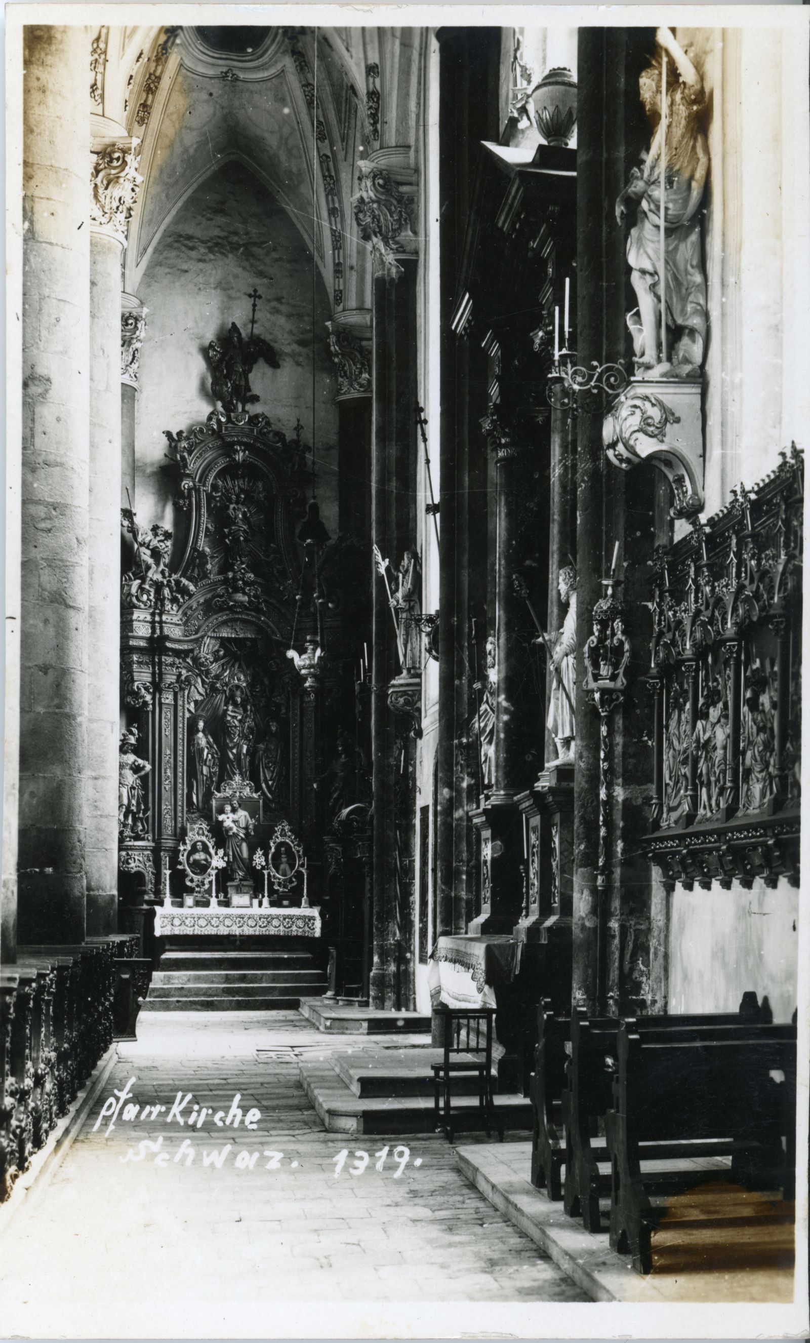 Pfarrkirche Schwaz, Seitenaltar (Annenaltar) und Einrichtung Seitenschiff vor der Regotisierung