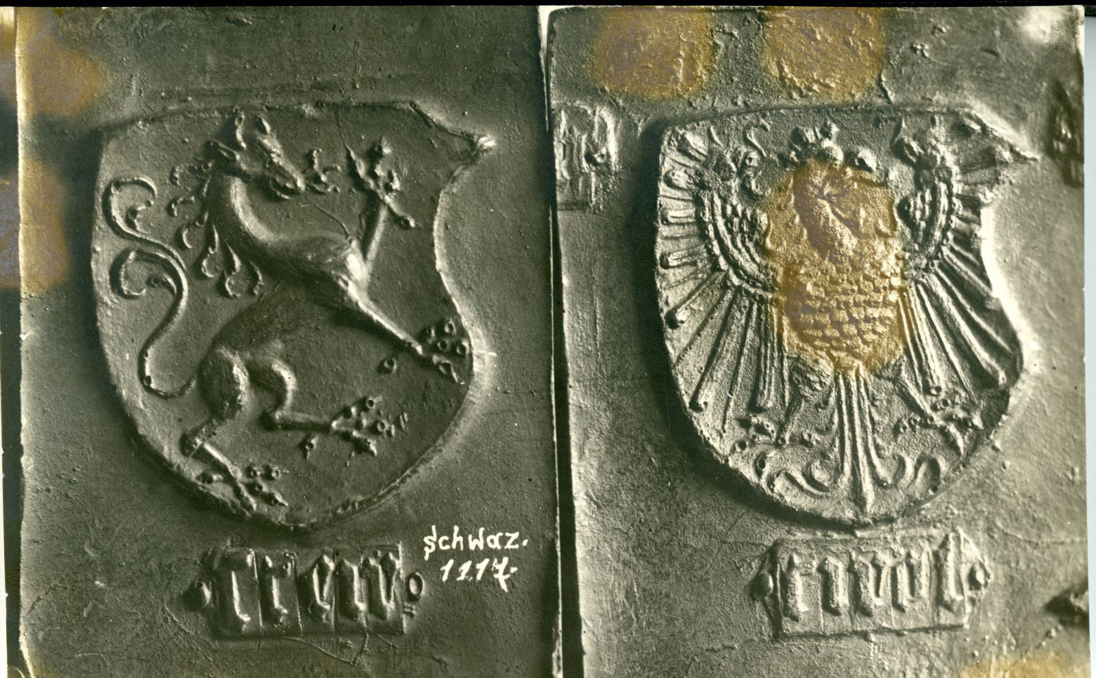 2 Wappen an der kleinen Glocke von 1667