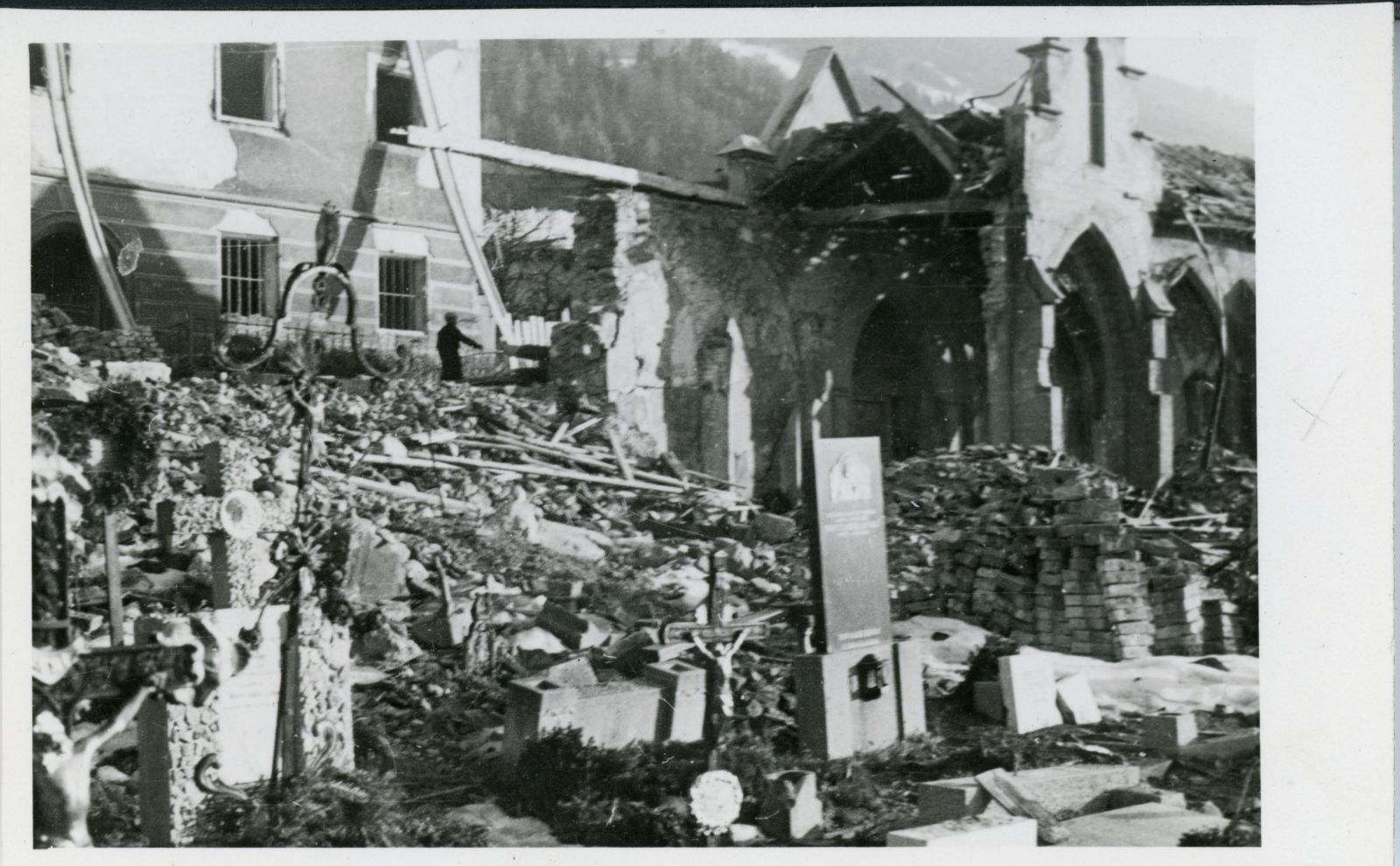 Bombeneinschlag Friedhof mit zerstörten Arkaden, 15.12.1944