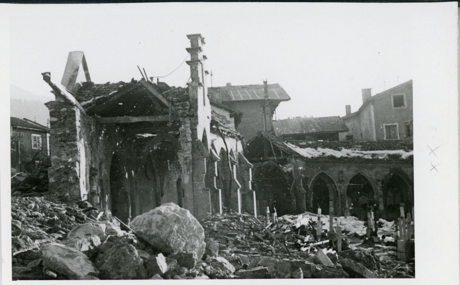 Bombeneinschlag Friedhof mit zerstörten Arkaden, 15.12.1944