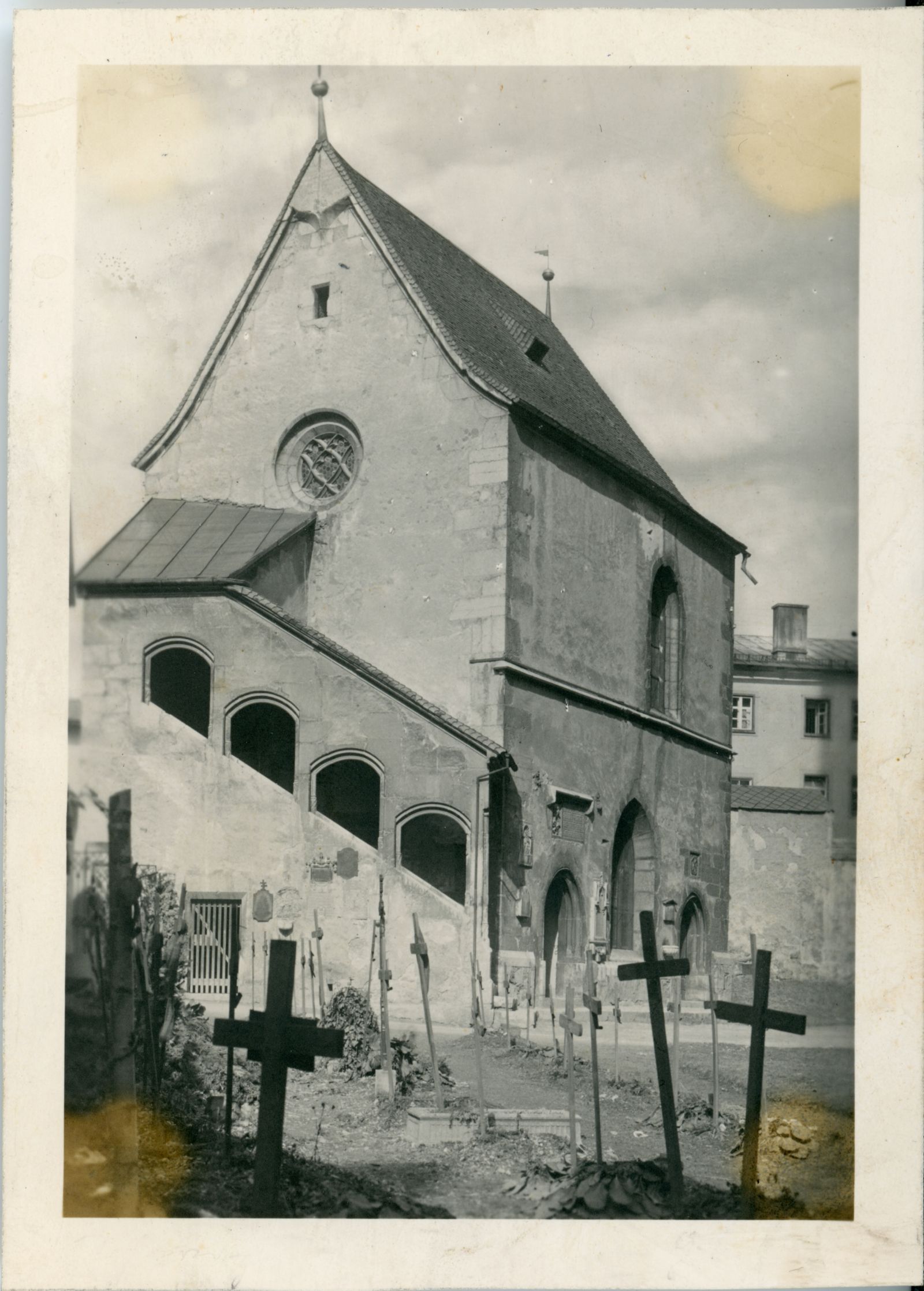 St. Michaelskapelle mit Kreuz-Grabstätten