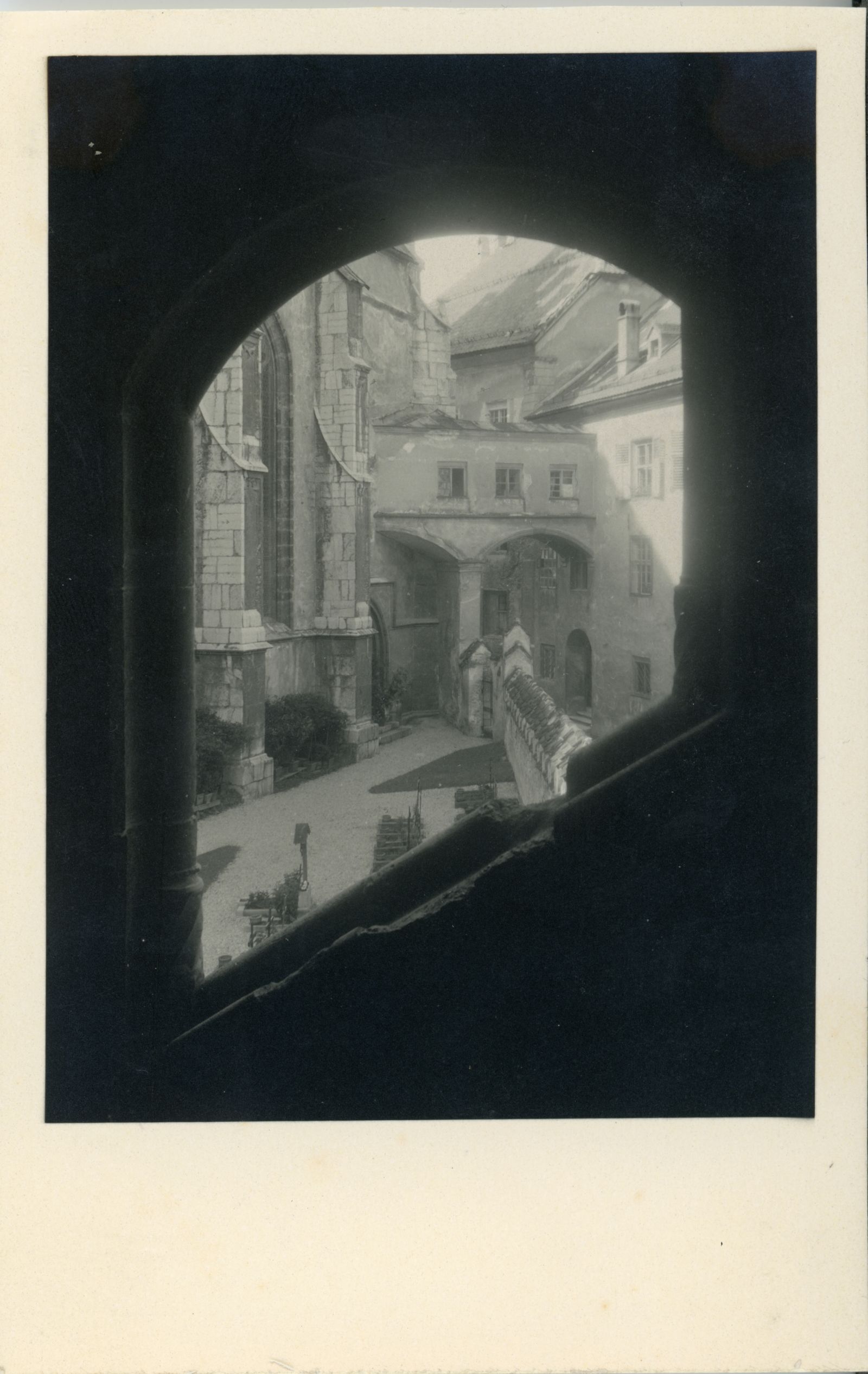 Blick in den Friedhof und auf den Grafenbogen von St. Michaelskapelle aus, 1947