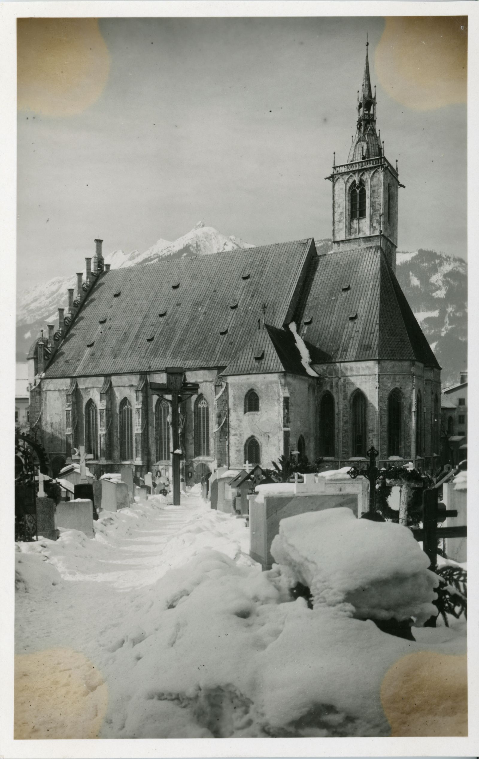 Pfarrkirche mit alten Friedhof im Schnee