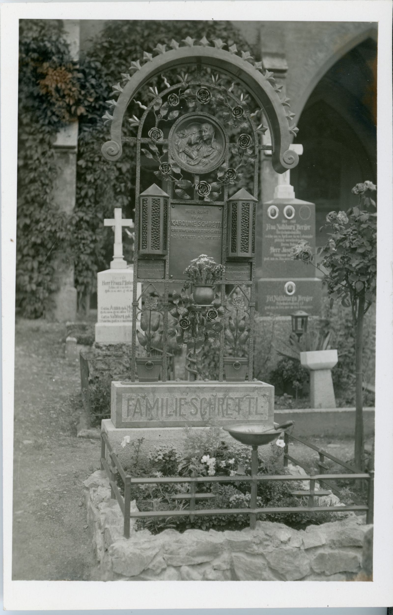 Friedhof, Grabmal, Schmiedeesen mit Medaillon, Familie Schrettl