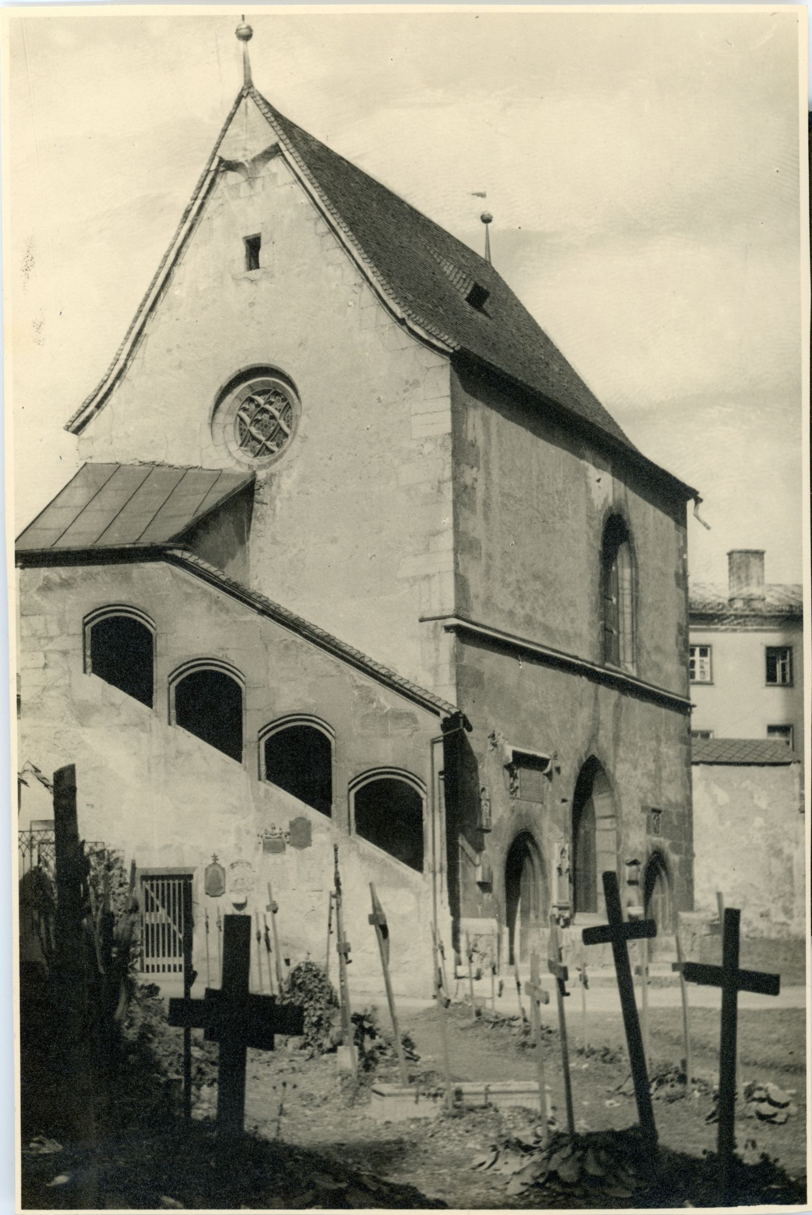 St. Michaelskapelle mit Grabkreuzen