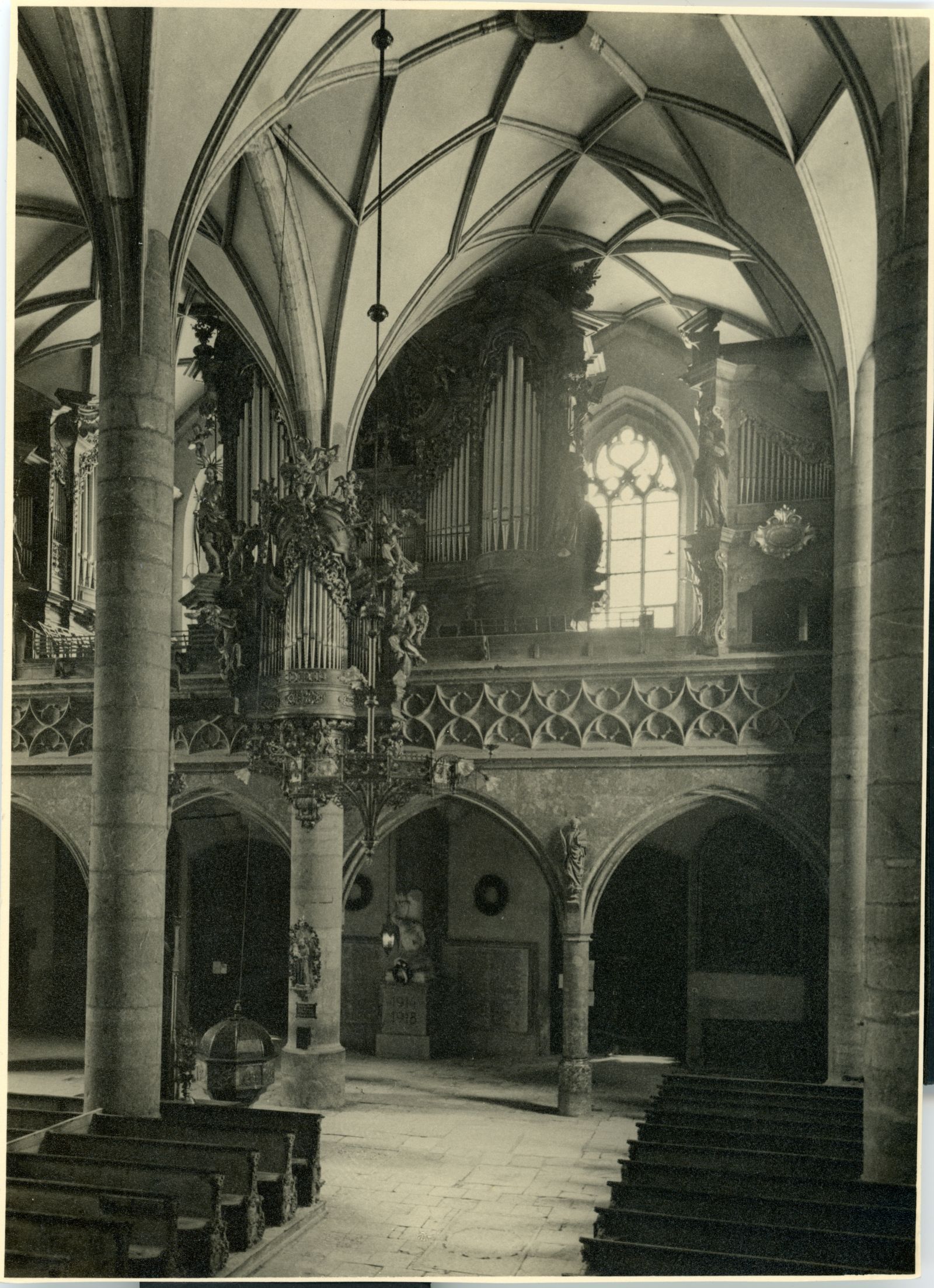 Pfarrkirche, hintere Innenansicht, Orgel, Taufbecken, Kriegerdenkmal