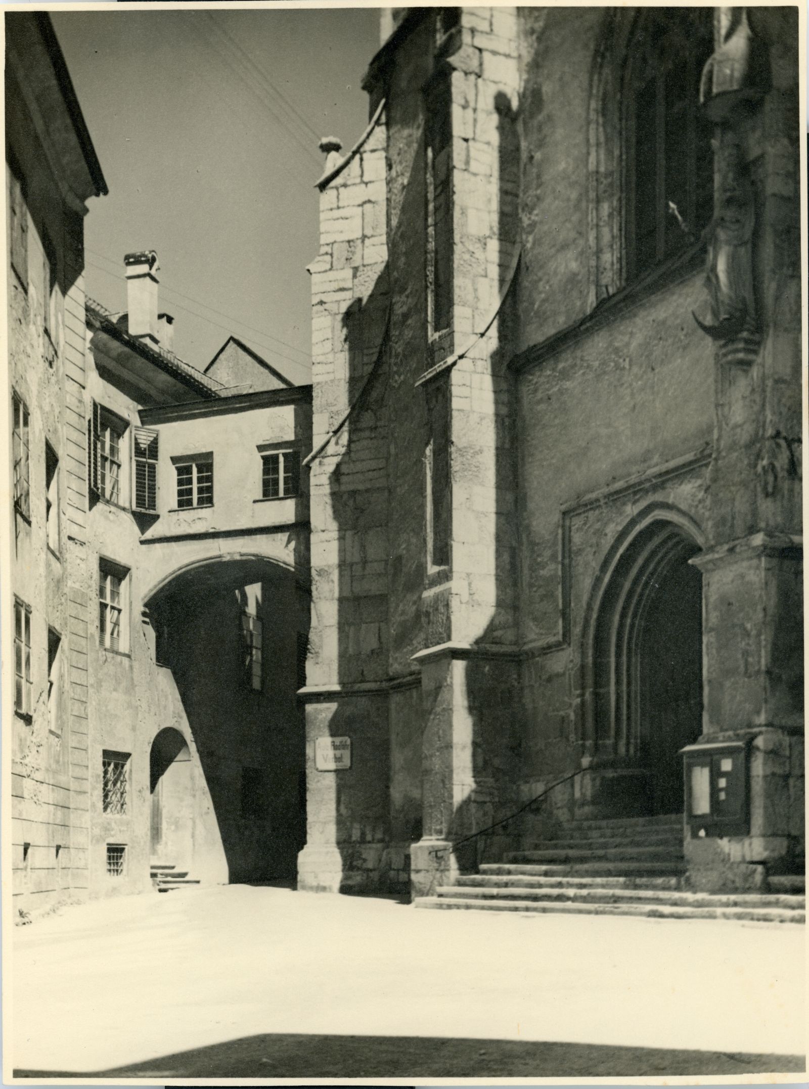 Pfarrkirche, Treppenaufgang Pfarrkirche, Hauptportal, Grafenbogen