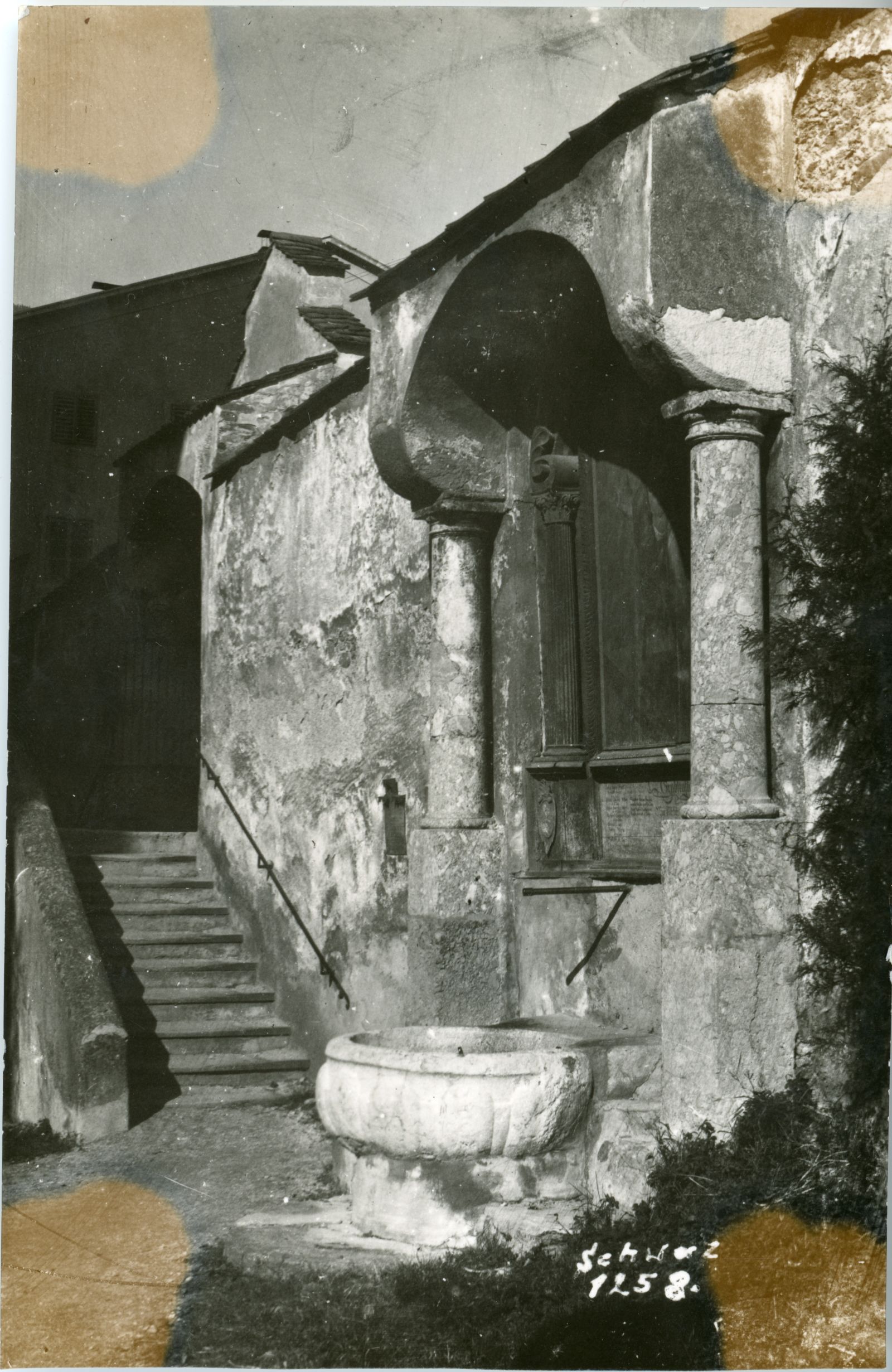 Treppenaufgang bei Kirche mit steinernem Becken