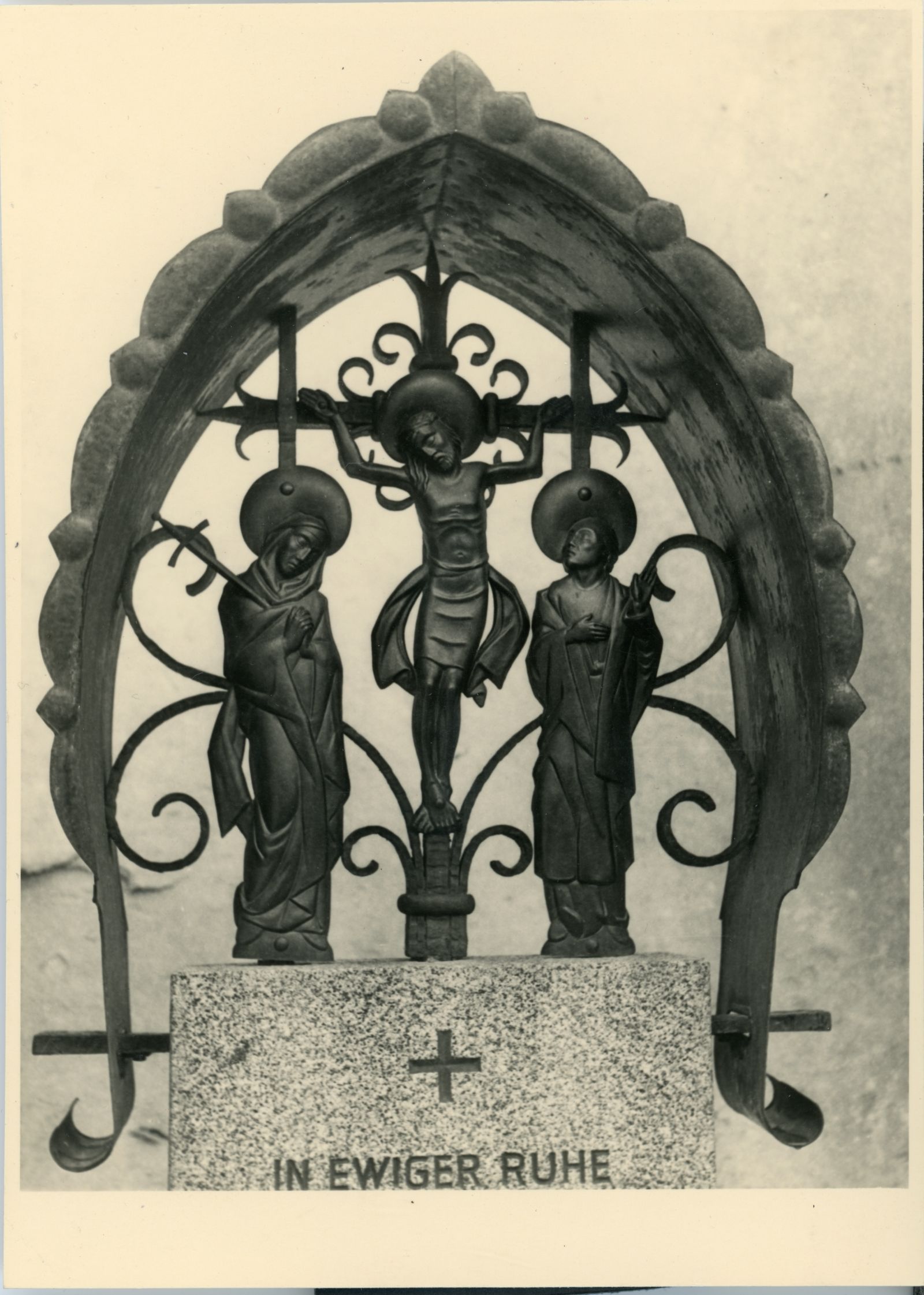 Metallarbeiten an Grabstein, 20. Jahrhundert, Christus mit Assistenzfiguren Maria und Johannes