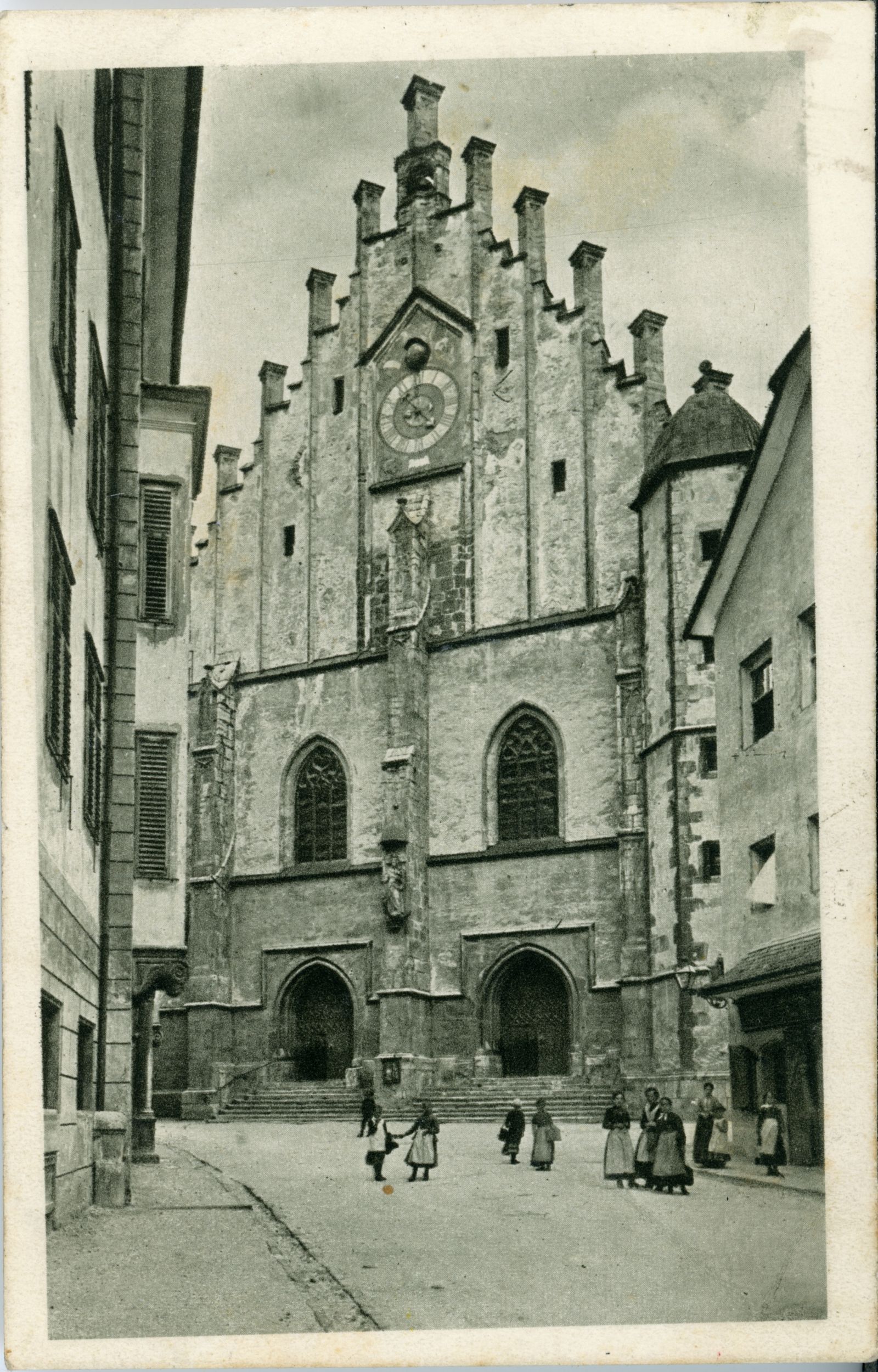 Pfarrkirche Schwaz, Frauen in Tracht vor der Pfarrkirche