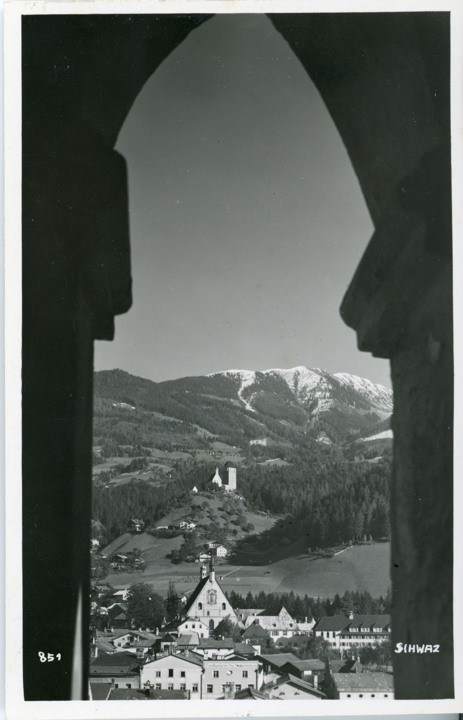 Blick auf die Franziskanerkirche und Burg Freundsberg vom Glockenturm der Spitalskirche