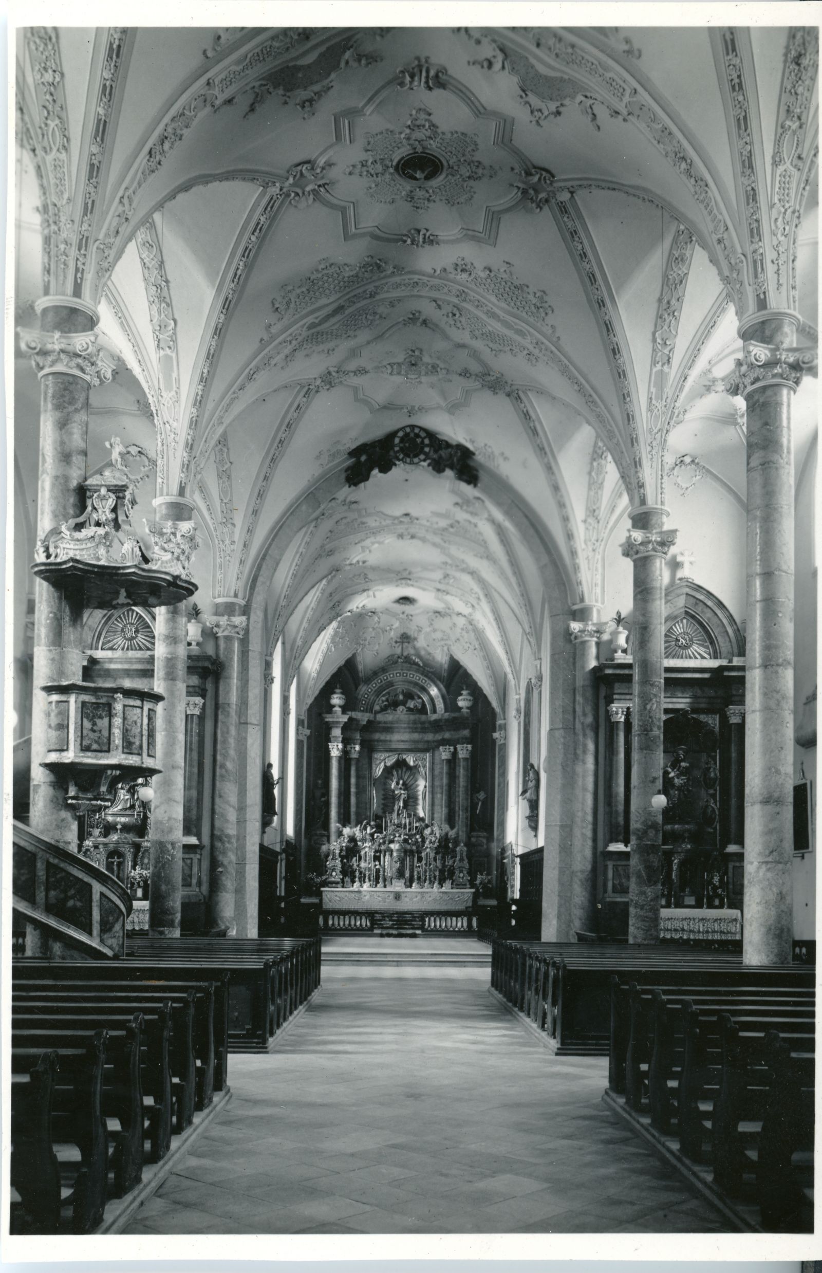 Franziskanerkirche, Mittelgangansicht