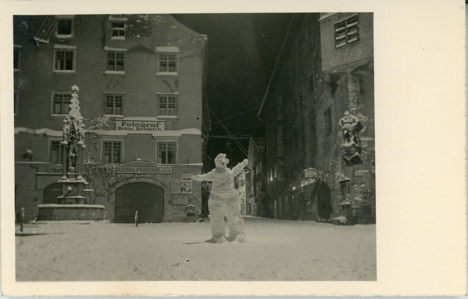 Stadtplatz mit Schneemann 