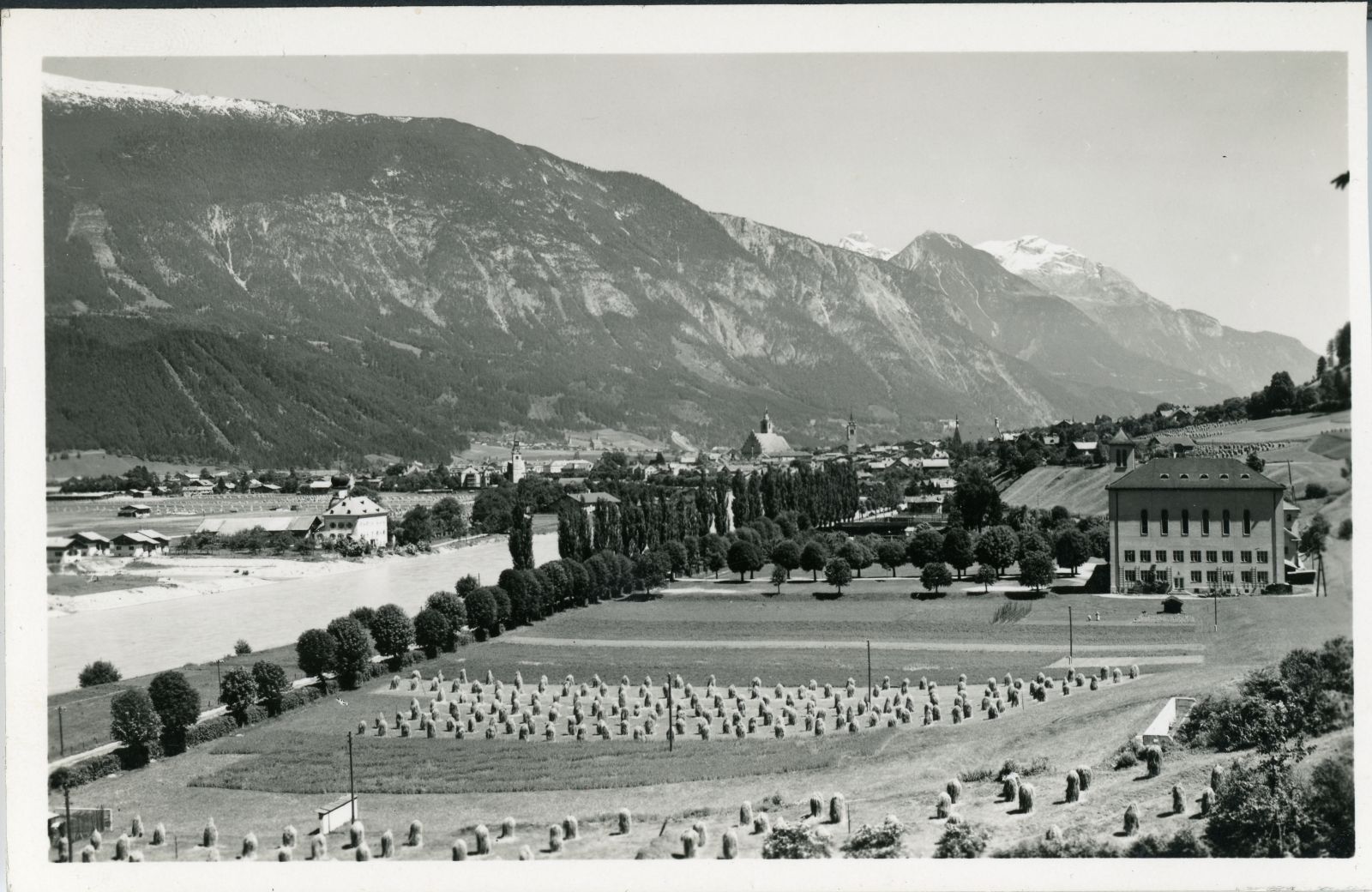 Paulinum, Heumandln neben Inn, Blick auf Schwaz von Westen