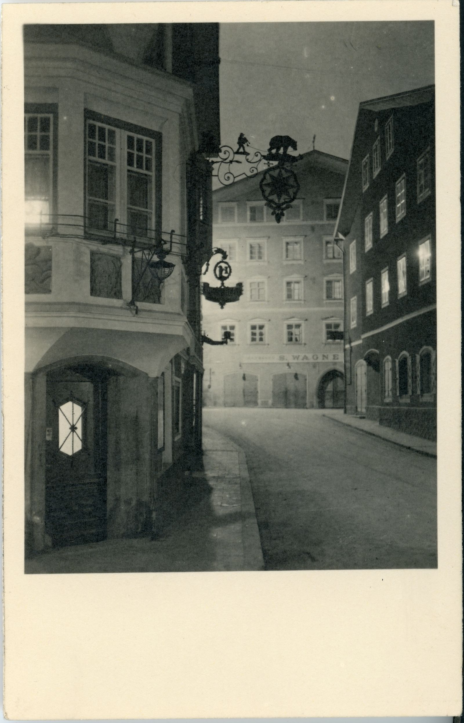 Gasse in Schwaz bei Nacht