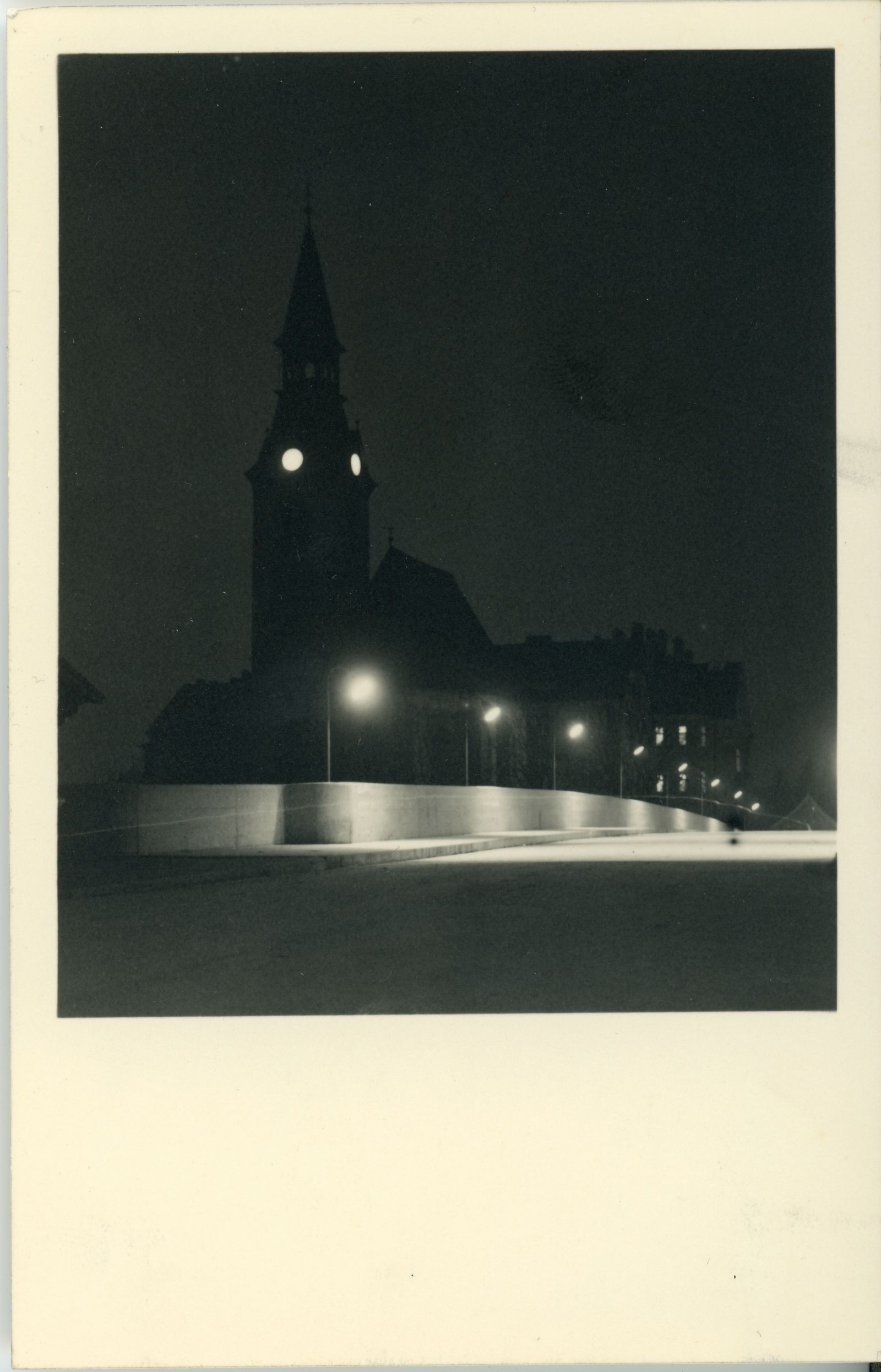 Steinbrücke mit Spitalskirche bei Nacht