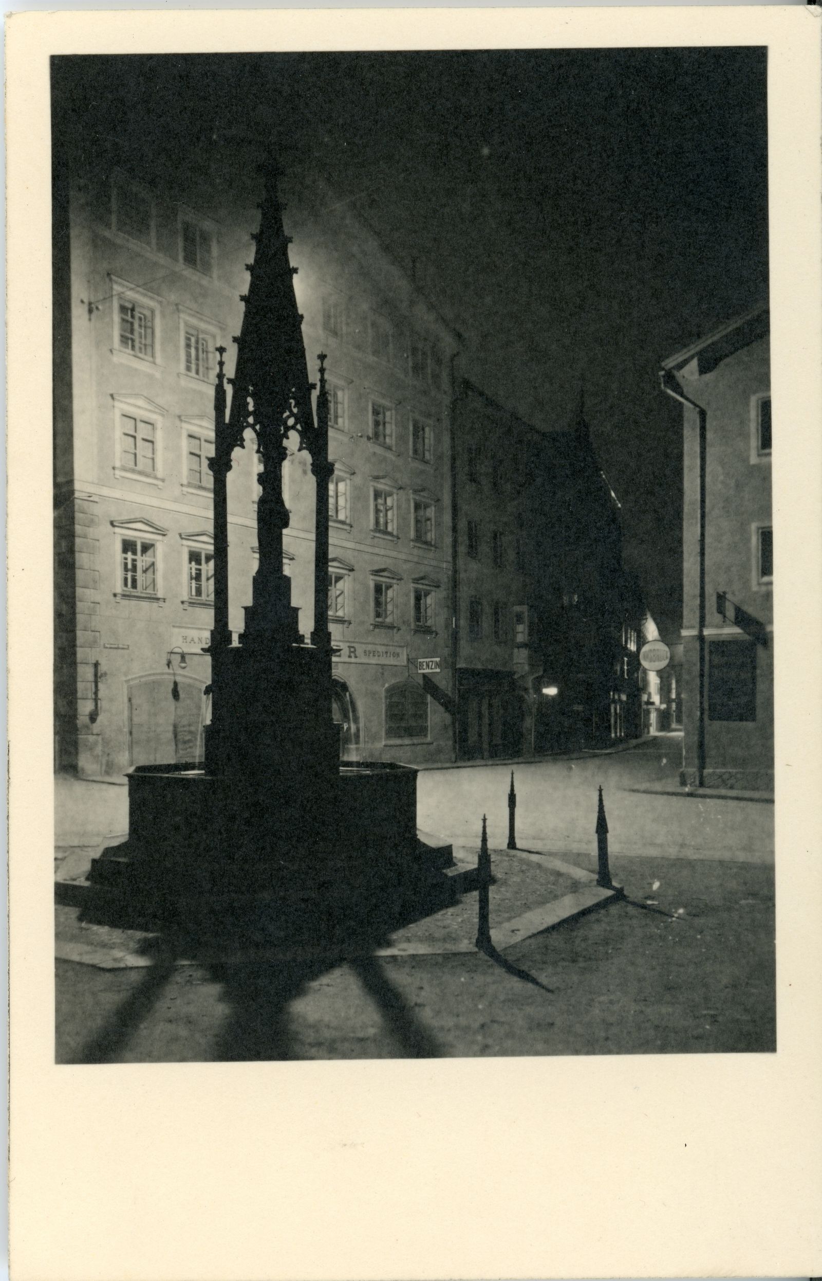 Stadtplatz mit altem Brunnen bei Nacht, Blick in die Innsbrucker Straße