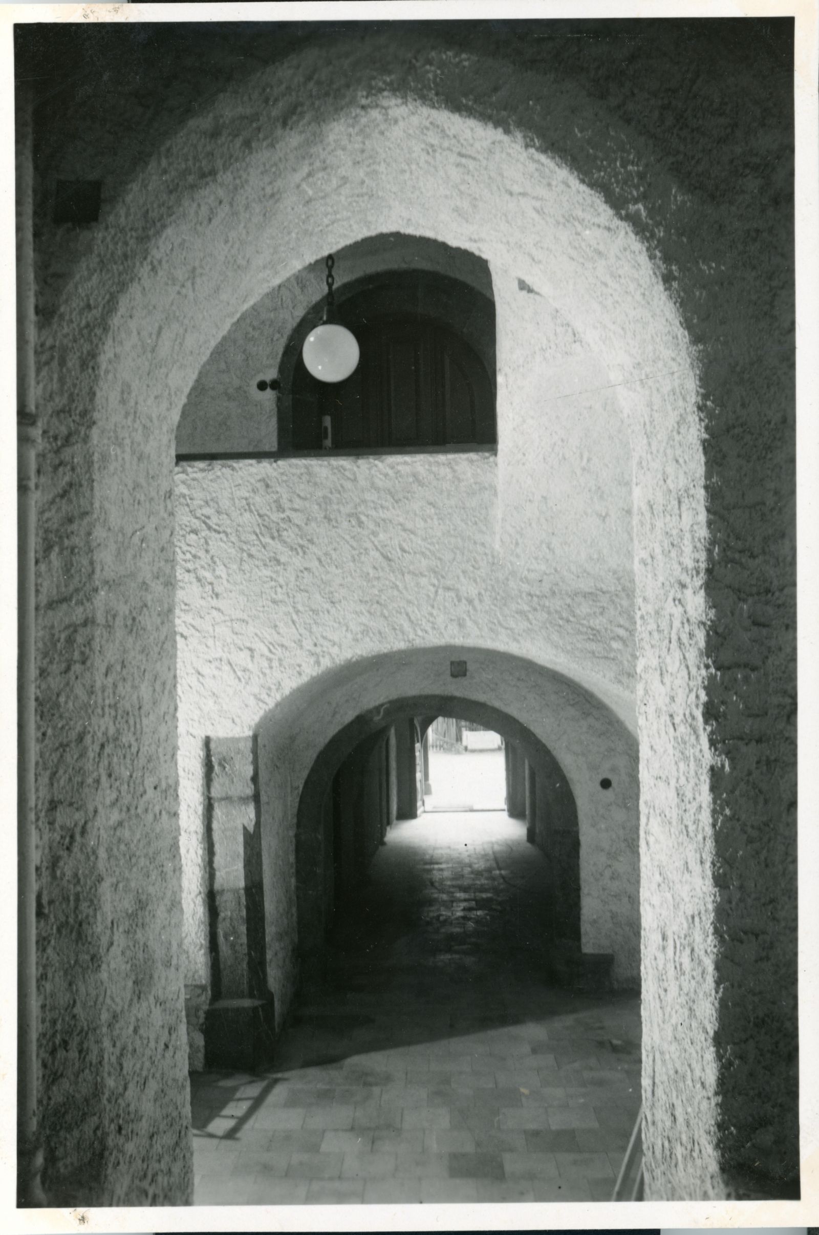 Angerer-Haus innen, weißer mittelalterlicher Toreingang