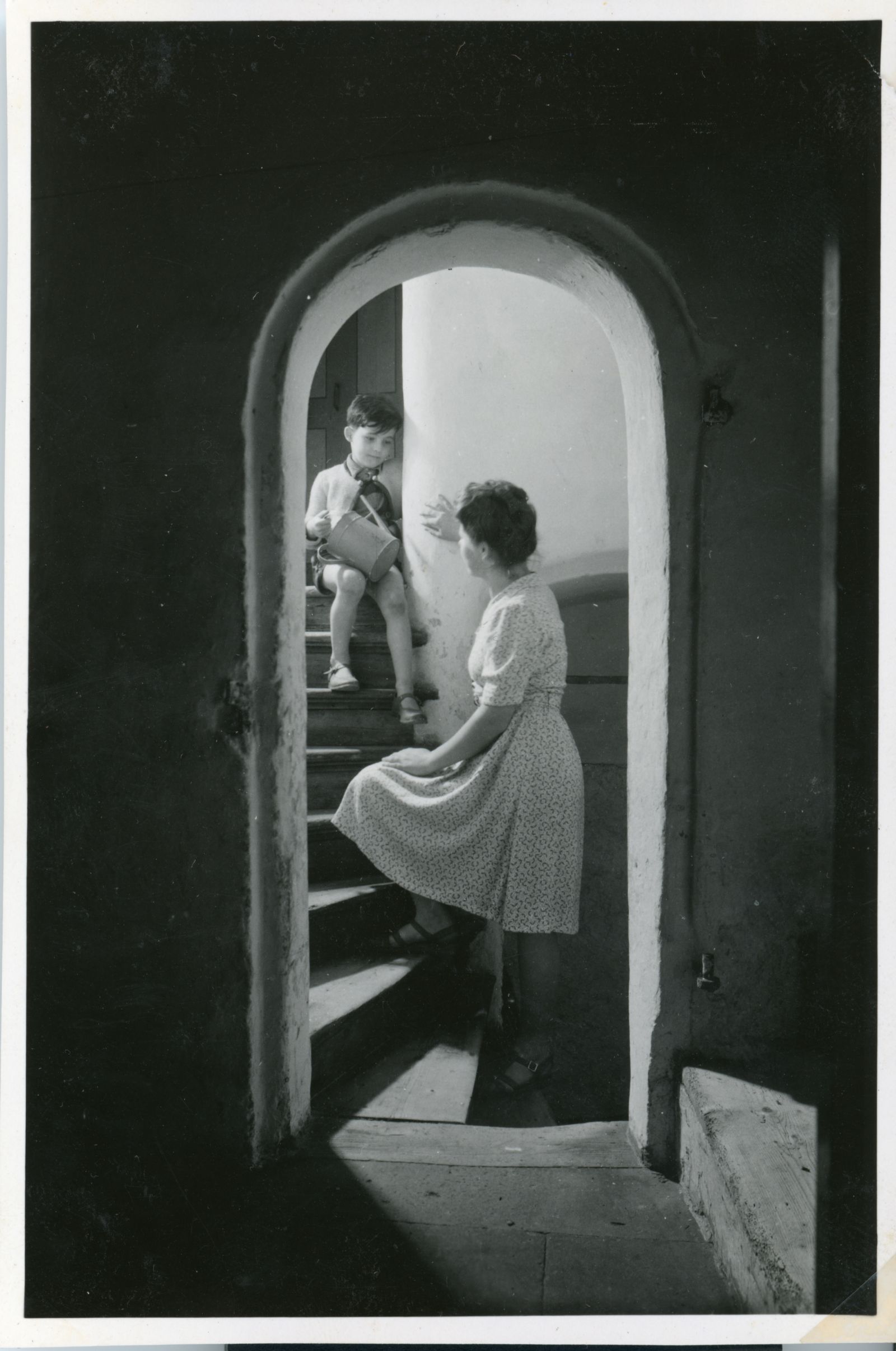 Angerer-Haus innen, Frau mit Kind auf Treppe