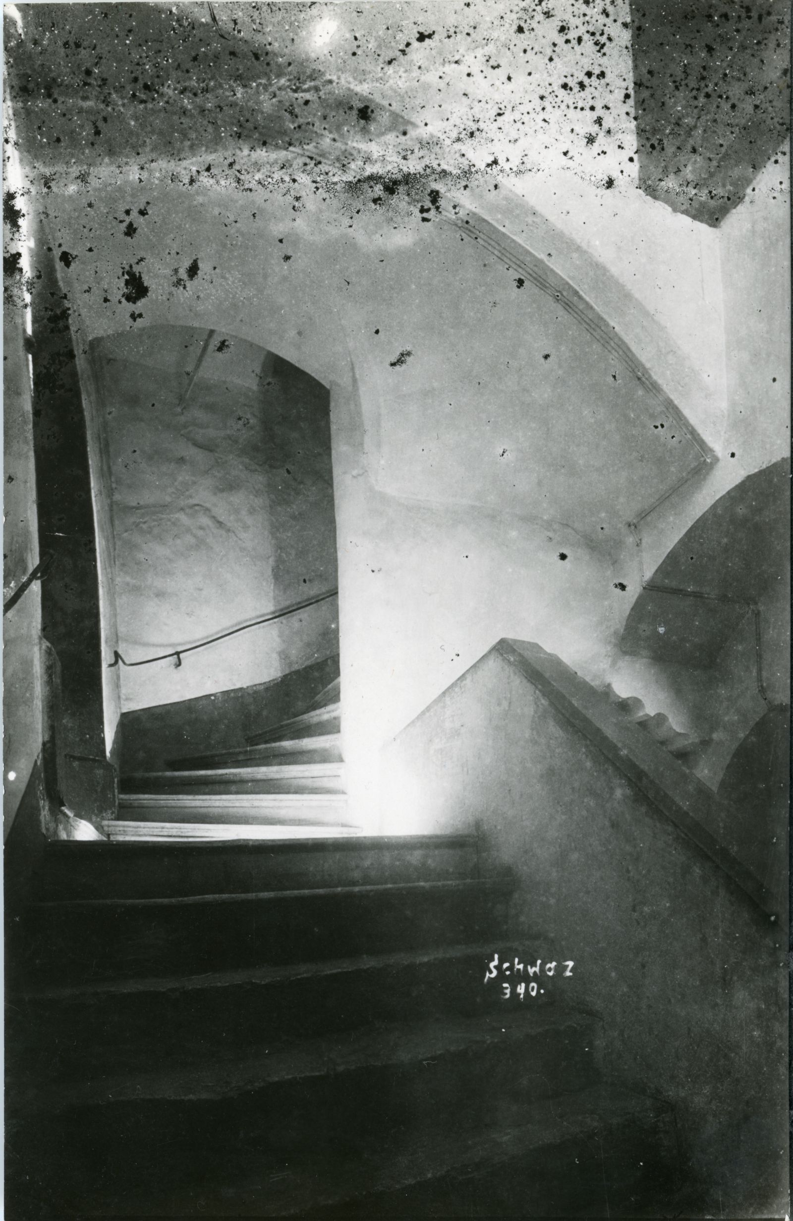 Angerer-Haus innen, Treppe in gotischem Gang, aufwärts führend